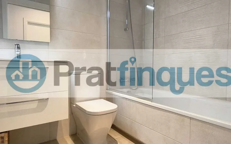 Exclusividad y sostenibilidad en una de las ubicaciones más codiciadas del área metropolitana. Le presentamos una pieza arquitectónica única situada en el corazón de&nbsp;Plaza Europa, el nuevo referente del urbanismo moderno en L'Hospitalet de Llobregat. Ubicada en una finca de&nbsp;obra nueva (2023),esta vivienda destaca por su privilegiada altura y su dominio visual, ofreciendo vistas despejadas que dotan a cada estancia de una personalidad inigualable. Espacios Diseñados para el Bienestar Con una superficie de 84 m² construidos, el hogar se distribuye con una elegancia funcional: Zona de Día:&nbsp;Un espectacular salón-comedor de 24 m², inundado de luz natural gracias a su&nbsp;orientación Este, con acceso directo a una&nbsp;terraza privada de 17 m², ideal para disfrutar de los amaneceres y el clima mediterráneo. Cocina Gourmet:&nbsp;Espacio independiente de 9 m² totalmente equipado con acabados de alta gama. Zona de Descanso:&nbsp;Suite principal de 13 m² con baño privado de diseño (plato de ducha de resina antideslizante) y dos habitaciones individuales luminosas y versátiles.Tecnología y Alta Eficiencia Energética Comprometida con el futuro, la vivienda cuenta con un sistema de&nbsp;aerotermia de última generación&nbsp;para la climatización (calefacción y aire acondicionado),garantizando un confort térmico óptimo con el mínimo impacto ambiental. Memoria de Calidades Premium Carpintería Exterior:&nbsp;Ventanas oscilobatientes con rotura de puente térmico y doble acristalamiento para un aislamiento acústico y térmico total. Carpintería Interior:&nbsp;Elegantes puertas lacadas en blanco, incluyendo sistemas correderos tipo&nbsp;Krona&nbsp;integrados en tabiquería para maximizar el espacio. Pavimentos:&nbsp;Suelo de tarima flotante laminada con efecto madera de máxima resistencia (calidad AC5).Servicios y Anexos Exclusivos La finca, libre de barreras arquitectónicas, dispone de tres ascensores (uno de gran capacidad). Además, se ofrece la posibilidad de completar esta propiedad con: Plaza de Parking XL (28.000 €):&nbsp;Con dimensiones excepcionales (5,25m x 3m),ideal para un vehículo de gran tamaño y una motocicleta de alta cilindrada. Trastero de Gran Capacidad (18.000 €):&nbsp;9 m² de almacenamiento adicional en el mismo edificio.Un hogar que no solo ofrece un lugar donde vivir, sino un estilo de vida basado en la exclusividad, la comodidad y la eficiencia. &nbsp; En Pratfinques le acompañamos de forma integral durante todo el proceso de compraventa. Nos encargamos de la gestión de su financiación hipotecaria, la liquidación de impuestos y la inscripción registral de la propiedad. &nbsp; Tenga en cuenta los siguientes puntos informativos: &nbsp; Transparencia en el precio: El importe de venta no incluye los impuestos y tasas asociados (ITP y AJD). Plusvalía: El Impuesto sobre el Incremento de Valor de los Terrenos de Naturaleza Urbana corre íntegramente a cargo de la parte vendedora. Sin costes adicionales: En Pratfinques no cobramos honorarios a la parte compradora; nuestros servicios ya están incluidos en el precio de venta publicado.&nbsp;