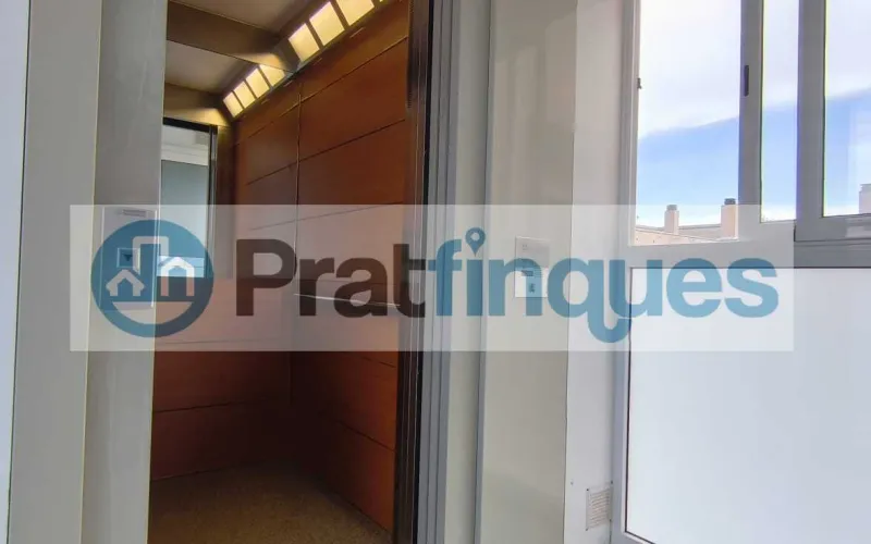 ¿Buscas un hogar donde la luz sea la protagonista?&nbsp;Presentamos este magnífico piso que combina una distribución funcional con una ubicación privilegiada para disfrutar de la máxima tranquilidad. Lo que hace especial a esta vivienda: Amplitud y Confort:&nbsp;Un salón-comedor acogedor que se convierte en el corazón de la casa, con salida directa a un&nbsp;balcón privado&nbsp;perfecto para relajarse. Zona de Descanso:&nbsp;Dispone de&nbsp;3 habitaciones&nbsp;(2 de ellas dobles y amplias, más una individual versátil),diseñadas para garantizar el descanso de toda la familia. Funcionalidad:&nbsp;Cocina independiente con acceso a galería, ideal para organizar el día a día. El baño completo ha sido actualizado con un moderno&nbsp;plato de ducha de resina antideslizante, aunando seguridad y estilo. Luz y Vistas:&nbsp;Gracias a su&nbsp;orientación Oeste, la vivienda se inunda de sol natural durante toda la tarde. Sus&nbsp;vistas despejadas&nbsp;te permitirán disfrutar de una sensación de libertad y paz difícil de encontrar.Equipamiento y Finca: La vivienda está lista para entrar a vivir, equipada con&nbsp;calefacción por radiadores&nbsp;(gas natural) y&nbsp;aire acondicionado con bomba de calor, garantizando el clima perfecto en cualquier época del año. Además, la finca cuenta con&nbsp;ascensor, facilitando el acceso y la comodidad total en tu rutina. ¡No pierdas la oportunidad de visitarlo! Un piso donde el confort y la luz se encuentran. En Pratfinques le acompañamos de forma integral durante todo el proceso de compraventa. Nos encargamos de la gestión de su financiación hipotecaria, la liquidación de impuestos y la inscripción registral de la propiedad. &nbsp; Tenga en cuenta los siguientes puntos informativos: &nbsp; Transparencia en el precio: El importe de venta no incluye los impuestos y tasas asociados (ITP y AJD). Plusvalía: El Impuesto sobre el Incremento de Valor de los Terrenos de Naturaleza Urbana corre íntegramente a cargo de la parte vendedora. Sin costes adicionales: En Pratfinques no cobramos honorarios a la parte compradora; nuestros servicios ya están incluidos en el precio de venta publicado.&nbsp;