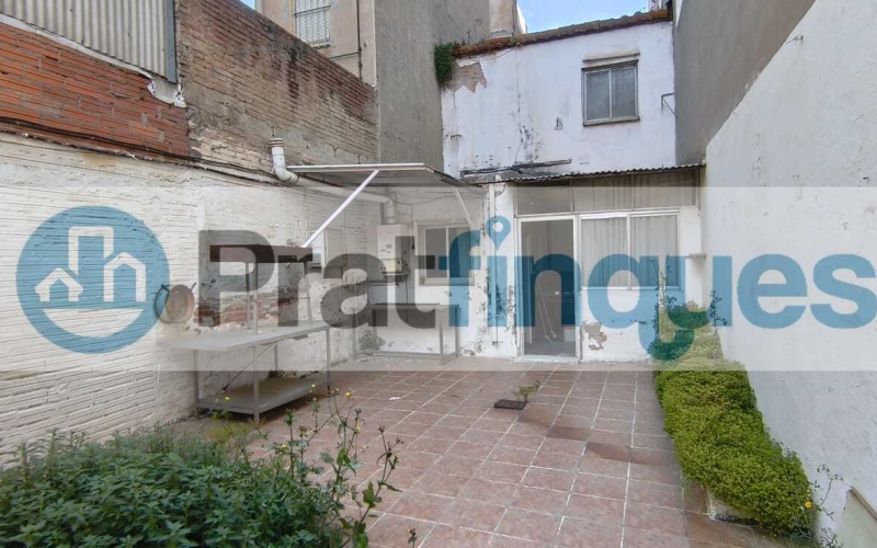 ¿Buscas un lienzo en blanco para diseñar una vida a tu medida o una inversión con posibilidades infinitas? Te presentamos una oportunidad única en la zona más auténtica de la ciudad. No es solo una casa; es la posibilidad de materializar ese proyecto que tienes en mente, combinando el encanto histórico con la modernidad absoluta. El espacio que siempre imaginaste Ubicada en una generosa parcela de&nbsp;155 m²&nbsp;(5 m de fachada por 31 m de fondo),esta propiedad destaca por su&nbsp;espectacular patio central, un pulmón de aire y luz que se convertirá en el alma de tu futuro hogar. Actualmente, la vivienda cuenta con&nbsp;164 m² construidos&nbsp;llenos de potencial: Planta Baja (86 m²):&nbsp;El espacio perfecto para una zona de día diáfana con vistas al jardín. Planta Primera (65 m²):&nbsp;Actualmente distribuida con recibidor, cocina, baño y un salón con salida a una&nbsp;terraza con orientación sur, garantizando sol durante todo el día. Planta Superior:&nbsp;Tres amplias estancias ideales para dormitorios dobles o suites de ensueño.¿Por qué esta propiedad es especial? Lo que hoy requiere una reforma integral, mañana será la casa más envidiada del barrio. Tienes flexibilidad total para diseñar: ✅ Un&nbsp;jardín privado con piscina&nbsp;y zona de barbacoa. ✅ Tu propio&nbsp;garaje privado&nbsp;en el centro. ✅ De 3 a 5 habitaciones según tus necesidades. Oportunidad para Inversores ????️ La normativa de la parcela es excepcional, permitiendo incluso la&nbsp;construcción de dos viviendas independientes: Un edificio de planta baja + 2 alturas + bajo cubierta. Un segundo edificio de planta baja + altura + bajo cubierta (ideal como estudio independiente, loft de invitados o garaje de gran capacidad).No te limites a leerlo: ven a sentirlo.&nbsp;Las dimensiones y la luz de este inmueble solo se aprecian de verdad al cruzar su puerta. Te acompañaremos en todo el proceso para ayudarte a visualizar y proyectar la casa que siempre quisiste. ¡Contáctanos hoy mismo y agenda tu visita! Tu futuro empieza aquí. &nbsp; En Pratfinques le acompañamos de forma integral durante todo el proceso de compraventa. Nos encargamos de la gestión de su financiación hipotecaria, la liquidación de impuestos y la inscripción registral de la propiedad. &nbsp; Tenga en cuenta los siguientes puntos informativos: &nbsp; Transparencia en el precio: El importe de venta no incluye los impuestos y tasas asociados (ITP y AJD). Plusvalía: El Impuesto sobre el Incremento de Valor de los Terrenos de Naturaleza Urbana corre íntegramente a cargo de la parte vendedora. Sin costes adicionales: En Pratfinques no cobramos honorarios a la parte compradora; nuestros servicios ya están incluidos en el precio de venta publicado.&nbsp;