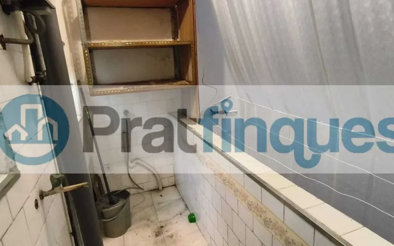 Presentamos esta magnífica propiedad situada en una de las intersecciones más estratégicas de El Prat. Una vivienda que destaca por su luminosidad, y distribución y un potencial para convertirse en el hogar de sus sueños. Distribución y Características El inmueble cuenta con una superficie de 94 m² construidos (79 m² útiles),diseñados para aprovechar cada rincón: Zona de Día:&nbsp;Un imponente salón-comedor independiente de 23 m², totalmente exterior, que inunda la estancia de luz natural y ofrece acceso directo a un acogedor balcón. Zona de Noche:&nbsp;Consta de 3 amplias habitaciones (incluyendo una habitación doble principal). Cocina y Baño:&nbsp;Cocina independiente de 8 m² con salida a galería técnica y un baño completo de cuatro piezas con bañera. Acabados:&nbsp;Suelos de gres porcelánico, carpintería interior en madera de cerezo y ventanas de aluminio.???? Un proyecto a tu medida La vivienda se encuentra en un estado que&nbsp;precisa de una actualización, lo que representa una oportunidad única. Con una reforma ejecutada con buen gusto, este piso tiene el potencial arquitectónico para transformarse en una pieza de diseño&nbsp;impresionantemente sofisticada y actual, revalorizando su inversión desde el primer día. La finca, perfectamente mantenida, dispone de&nbsp;ascensor. ???? Privilegios de una ubicación inmejorable Vivir en esta zona de El Prat de Llobregat es sinónimo de calidad de vida. Disfrutará de servicios de primer nivel a pie de calle: Conectividad Total:&nbsp;A tan solo 7 minutos de la estación de&nbsp;Metro L9 (Les Moreres)&nbsp;y con una red de paradas de autobús locales e interurbanas que conectan directamente con el centro de Barcelona en pocos minutos. Servicios y Ocio:&nbsp;Rodeado de una oferta comercial completa, centros de salud, colegios y zonas verdes. Todo lo que su día a día requiere, sin necesidad de desplazarse.Si buscas una ubicación premium para diseñar un hogar a tu estilo, esta es tu oportunidad.&nbsp;Contacta ahora para concertar una visita. En Pratfinques le acompañamos de forma integral durante todo el proceso de compraventa. Nos encargamos de la gestión de su financiación hipotecaria, la liquidación de impuestos y la inscripción registral de la propiedad. &nbsp; Tenga en cuenta los siguientes puntos informativos: &nbsp; Transparencia en el precio: El importe de venta no incluye los impuestos y tasas asociados (ITP y AJD). Plusvalía: El Impuesto sobre el Incremento de Valor de los Terrenos de Naturaleza Urbana corre íntegramente a cargo de la parte vendedora. Nota informativa: Los Honorarios de intermediación profesional no están incluidos en el precio de venta.