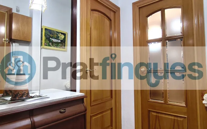 ¿Buscáis vuestra primera vivienda o el lugar ideal para ver crecer a vuestra familia? Este espectacular piso destaca por su amplitud, su luz natural y una comodidad absoluta en el día a día. Al tratarse de una quinta planta real en una finca con ascensor, disfrutaréis de una vivienda tranquila, sin ruidos de la calle y con sol directo durante todo el día. ¡Un lienzo en blanco perfecto para vuestro nuevo proyecto de vida! Espacios diseñados para el día a día familiar: El corazón de la casa: Un gran salón-comedor de 21 m² donde compartir cenas, tardes de cine y con salida directa al balcón. Habitaciones para todos: 3 dormitorios (dos de ellos dobles),ideales para el dormitorio principal, el cuarto de los niños o una zona de teletrabajo. Cocina independiente: Espaciosa, funcional y con acceso directo a una cómoda galería que desahoga el espacio principal. Baño reformado: Baño completo de 3 piezas equipado con un moderno y práctico plato de ducha. Metros reales: 76 m² útiles bien distribuidos (87 m² construidos) donde no se pierde ni un solo metro.Una ubicación pensada para vuestra comodidad Situado en la cotizada Avenida del Remolar, tendréis la tranquilidad que buscáis sin renunciar a nada. La ubicación es perfecta para el día a día de una familia: Conectividad total: Accesos rapidísimos en coche y una red excelente de transporte público para ir a trabajar o estudiar. Todo a un paso: Rodeado de comercio local, supermercados para la compra diaria, colegios, parques y una gran oferta de restauración para los fines de semana.¡Es el momento de dar el paso y tener vuestra propia casa! Contactad con nosotros hoy mismo para venir a verla antes de que se reserve. En Pratfinques le acompañamos de forma integral durante todo el proceso de compraventa. Nos encargamos de la gestión de su financiación hipotecaria, la liquidación de impuestos y la inscripción registral de la propiedad. &nbsp; Tenga en cuenta los siguientes puntos informativos: &nbsp; Transparencia en el precio: El importe de venta no incluye los impuestos y tasas asociados (ITP y AJD). Plusvalía: El Impuesto sobre el Incremento de Valor de los Terrenos de Naturaleza Urbana corre íntegramente a cargo de la parte vendedora. Sin costes adicionales: En Pratfinques no cobramos honorarios a la parte compradora; nuestros servicios ya están incluidos en el precio de venta publicado.&nbsp;
