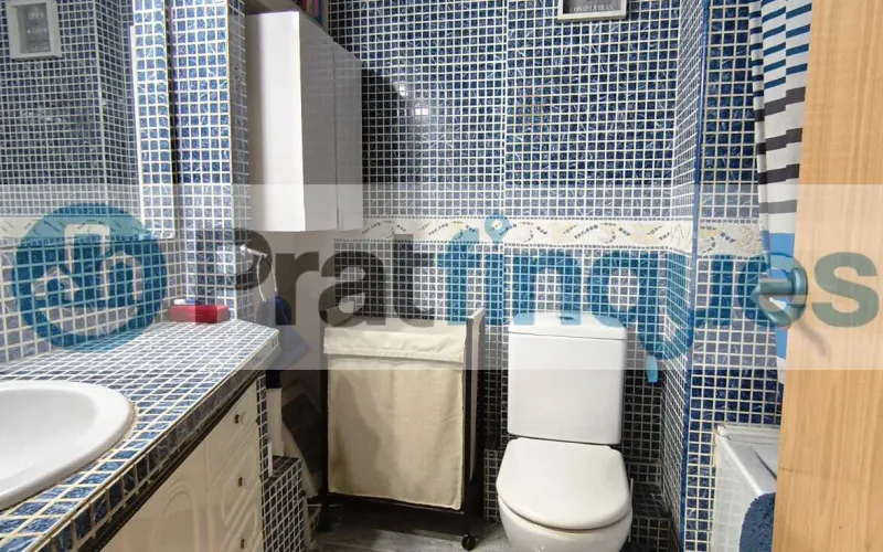 Disfrute del equilibrio perfecto entre tranquilidad residencial y una conectividad estratégica inigualable. Esta magnífica vivienda, ubicada en la apacible calle Sant Joaquim, 86, destaca por su excelente distribución, estancias muy amplias y una optimización perfecta de sus 83 m² útiles (97 m² construidos). Gracias a su orientación norte, el piso ofrece un ambiente fresco, confortable y una luminosidad constante muy valorada. Distribución elegante y espacios independientes Salón-comedor extraordinario: Un gran espacio de 22 m² muy cuadrado y luminoso, con salida directa a un agradable balcón. Zona de descanso generosa: Dispone de 4 habitaciones, incluyendo dos dormitorios dobles de gran tamaño (el principal cuenta con unos fantásticos 13 m²). Cocina funcional e independiente: Espaciosa, independiente y con salida a una práctica galería/lavadero que maximiza la organización. Baño completo: Un baño de 4 piezas equipado con bañera, ideal para el confort diario.Calidades y confort de primer nivel Aislamiento eficiente: Carpintería exterior de aluminio blanco con doble acristalamiento, garantizando confort térmico y acústico. Climatización integral: Sistema de aire acondicionado split con bomba de calor instalado. Detalles de calidad: Suelos de gres porcelánico de alta resistencia y puertas interiores de haya vaporizada que aportan calidez. Finca accesible: Edificio cuidado y tranquilo que dispone de ascensor.Accesibilidad y entorno: Lo mejor de El Prat a su alcance La ubicación de la calle Sant Joaquim es uno de los mayores valores añadidos de esta propiedad: Entrada y salida inmediata: Acceso rápido y directo a las principales vías de comunicación (C-31, C-32 y B-20),permitiendo conectar con Barcelona o el Aeropuerto en pocos minutos y sin sufrir retenciones internas. Conectividad total: Excelente comunicación en transporte público mediante la red de autobuses locales y metropolitanos, Metro (L9 Sud) y Cercanías Renfe. Calidad de vida en El Prat: Una ciudad llana, cómoda y moderna que combina una infraestructura de primer nivel (colegios, centros médicos, comercios) con el privilegio natural de los Espacios Naturales del Delta y sus tranquilas playas vírgenes. Tenga en cuenta los siguientes puntos informativos: Transparencia en el precio: El importe de venta no incluye los impuestos y tasas asociados (ITP y AJD). Plusvalía: El Impuesto sobre el Incremento de Valor de los Terrenos de Naturaleza Urbana corre íntegramente a cargo de la parte vendedora. Sin costes adicionales: En Pratfinques no cobramos honorarios a la parte compradora; nuestros servicios ya están incluidos en el precio de venta publicado.