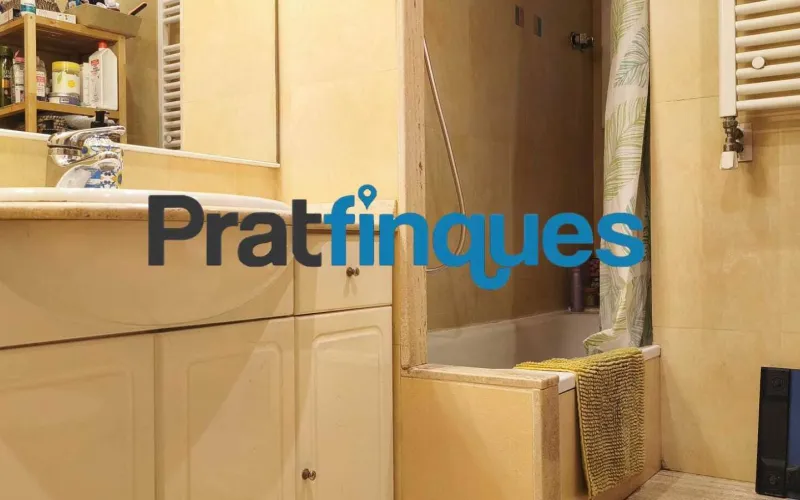 ¡Descubre tu nuevo hogar! Este encantador piso de 90 m² construidos (75 m² útiles) te ofrece la combinación perfecta de confort, espacio y una ubicación inmejorable. Situado en una cuarta planta con ascensor, destaca por su excelente distribución y su fantástica orientación oeste, ideal para disfrutar del sol de tarde. Características principales Zona de día: Salón-comedor de 16 m² con acceso directo a un agradable balcón de 8 m². Cocina independiente: Tipo office, muy espaciosa (14 m²) y con salida directa a galería/lavadero. Dormitorios: 3 habitaciones en total. Una suite principal de 12 m² y dos habitaciones individuales amplias. Baños: 1 baño completo de 4 piezas con bañera y 1 práctico aseo de cortesía. Climatización: Calefacción por radiadores de gas natural y aire acondicionado (splits) para un confort total todo el año. Ubicación y conectividad El inmueble se encuentra en una zona totalmente consolidada y excelentemente comunicada: A 8 minutos a pie de la parada de metro L9 (Cèntric). A 2 minutos de la parada de autobús Plaça Pau Casals (múltiples líneas). Servicios a pie de calle: Rodeado de comercios locales, restauración, colegios y entidades financieras. Condiciones y servicios de Pratfinques En Pratfinques te acompañamos en todo el proceso. Nos encargamos de todos los trámites de la compraventa: obtención de la financiación hipotecaria, liquidación de impuestos e inscripción registral. Sin honorarios de agencia para el comprador: Están totalmente incluidos en el precio de venta publicado. El precio de venta no incluye los impuestos ni tasas correspondientes a la parte compradora (ITP / AJD). La plusvalía municipal corre a cargo de la parte vendedora.