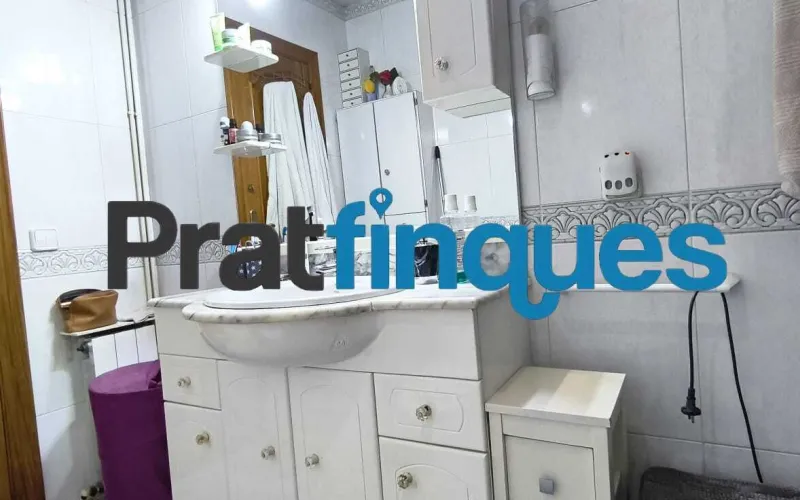 Si buscas un hogar luminoso, con una distribución excelente y la oportunidad de diseñarlo a tu gusto, este piso esquinero y totalmente exterior es la opción ideal. Destaca por su magnífica orientación Sur-Suroeste, lo que garantiza sol directo durante casi todo el día y una luz natural envidiable en todas sus estancias. Conoce su distribución (70 m² útiles / 77 m² construidos): Zona de día: Salón-comedor muy soleado con salida directa a un acogedor balcón, ideal para disfrutar del aire libre, y una cocina independiente con gran potencial de optimización. Zona de descanso: 3 habitaciones (dos de ellas dobles). La habitación principal cuenta con la comodidad exclusiva de un aseo de cortesía integrado. Baño principal: Un baño completo de 4 piezas equipado con plato de ducha. Detalles adicionales: Carpintería exterior de aluminio y puertas interiores de roble con molduras. La finca está perfectamente cuidada y dispone de ascensor. El lienzo perfecto para tu reforma La vivienda precisa de una actualización, lo que representa una oportunidad única para adaptarla a tus necesidades y crear la casa de tus sueños (¡imagina un diseño de concepto abierto uniendo cocina y salón!). Además, cuenta con una gran ventaja económica: la instalación eléctrica ya está completamente actualizada, lo que reducirá de forma considerable los costes y los tiempos de tu reforma. Una ubicación privilegiada y estratégica Ubicado en uno de los entornos más cotizados y consolidados de El Prat de Llobregat, disfrutarás de una calidad de vida excepcional con todos los servicios a pie de calle, manteniendo siempre la privacidad que tu familia merece: Conectividad total: A un paso de excelentes conexiones de transporte público (Metro y red de autobuses) que te conectan rápidamente con Barcelona y el aeropuerto. Comercio y ocio: Rodeado de una amplia oferta de comercio local, supermercados de alimentación, tiendas de moda y una variada oferta de restauración. Servicios públicos y educación: Un barrio ideal para familias, con centros educativos de excelente nivel para todas las edades (desde los más pequeños hasta los jóvenes),además de centros sanitarios y zonas verdes cercanas. No dejes escapar esta oportunidad. ¡Ven a visitarlo y descubre todo el potencial que este hogar tiene para ofrecerte! En Pratfinques le acompañamos de forma integral durante todo el proceso de compraventa. Nos encargamos de la gestión de su financiación hipotecaria, la liquidación de impuestos y la inscripción registral de la propiedad. Tenga en cuenta los siguientes puntos informativos: Transparencia en el precio: El importe de venta no incluye los impuestos y tasas asociados (ITP y AJD). Plusvalía: El Impuesto sobre el Incremento de Valor de los Terrenos de Naturaleza Urbana corre íntegramente a cargo de la parte vendedora. Información de transparencia al consumidor: Antes de hacer la visita, tu asesor personal te facilitará toda la información detallada y desglosada de estos costes para que compres con total tranquilidad.