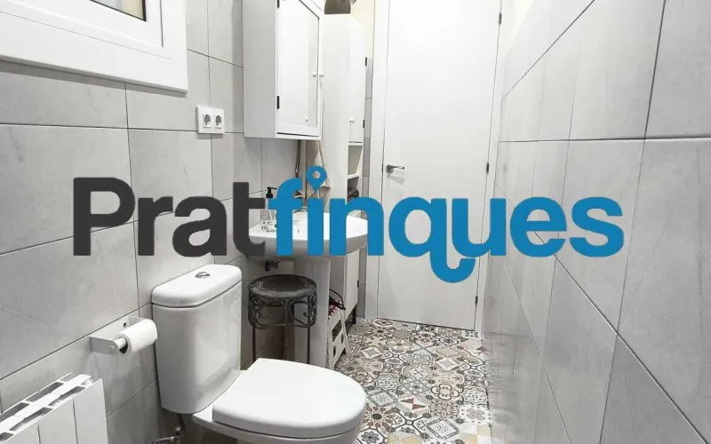 Presentamos esta magnífica vivienda lista para entrar a vivir, completamente reformada con un gusto exquisito y materiales de calidad. El inmueble destaca por su excelente distribución, luminosidad y el absoluto desahogo que ofrece su impresionante espacio exterior, convirtiéndolo en una pieza única en la zona. Características principales: Superficie óptima: 70 m² útiles distribuidos con la máxima eficiencia espacial. Zona de descanso: 3 amplios dormitorios, incluyendo una magnífica suite principal y dos habitaciones dobles adicionales. Baños modernos: 2 baños completos totalmente equipados con acabados contemporáneos. Cocina funcional: Espacio independiente y cómodo. Lavadero Interiorizado: un práctico lavadero interiorizado que maximiza el orden doméstico. Área de relax: Una agradable estancia acristalada que funciona como un balcón cubierto, ideal como rincón de lectura por su abundante luz natural y sosiego. Calidades y acabados premium: Aislamiento superior: Carpintería exterior oscilobatiente de aluminio con rotura de puente térmico y doble acristalamiento con cámara de aire, garantizando el máximo confort térmico y acústico. Elegancia interior: Suelos de parqué laminado de alta resistencia (AC5) y puertas de paso lacadas en blanco. Climatización: Sistema de calefacción integral mediante radiadores de gas natural. Un oasis exterior exclusivo: El verdadero elemento diferenciador de esta propiedad es su espectacular terraza privada de 61 m². Un espacio exterior idílico para disfrutar del clima mediterráneo, organizar cenas al aire libre o crear un jardín urbano. Además, cuenta con un valioso trastero de 5 m² integrado, la solución perfecta de almacenamiento para el día a día. Exclusividad y entorno de vida: Ubicada en una finca de solo dos vecinos, la privacidad y la tranquilidad están completamente garantizadas. El piso se emplaza en uno de los sectores residenciales más cotizados y demandados de la ciudad. Una zona que destaca por el equilibrio perfecto entre la paz de un entorno familiar y la comodidad urbana más absoluta. A escasos minutos a pie de la estación de metro L9 (Cèntric),la vivienda ofrece una conectividad impecable con el centro de Barcelona, el aeropuerto y redes de transporte (autobuses y taxis). El día a día aquí es un auténtico privilegio: dispondrá de una selecta oferta de restauración, comercios locales y servicios esenciales a pie de calle, sin renunciar a la calma de un vecindario residencial idílico. En Pratfinques le acompañamos de forma integral durante todo el proceso de compraventa. Nos encargamos de la gestión de su financiación hipotecaria, la liquidación de impuestos y la inscripción registral de la propiedad. Tenga en cuenta los siguientes puntos informativos: Transparencia en el precio: El importe de venta no incluye los impuestos y tasas asociados (ITP y AJD). Plusvalía: El Impuesto sobre el Incremento de Valor de los Terrenos de Naturaleza Urbana corre íntegramente a cargo de la parte vendedora. Información de transparencia al consumidor: Antes de hacer la visita, tu asesor personal te facilitará toda la información detallada y desglosada de estos costes para que compres con total tranquilidad.