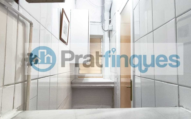 Un refugio de luz y armonía: El hogar donde tu familia florecerá ¿Buscas más que una casa? Te presentamos una propiedad con alma. Esta fantástica planta baja de 122 m² con una estància tipo estudio en segunda planta de 13 m² y terraza de 20m², no es solo un inmueble, es un escenario de bienestar donde la energía positiva se siente en cada rincón. Imagina las tardes de invierno al calor de su&nbsp;majestuosa chimenea, creando recuerdos imborrables con los tuyos en un salón que invita a la unión. Con&nbsp;4 amplias habitaciones&nbsp;(3 dobles y 1 sencilla y, 1 estudio en la 2ª planta),cada miembro de la familia encontrará su espacio de paz. La joya de la corona se encuentra en la planta superior: una estancia versátil de 13 m² que se abre a una&nbsp;terraza privada de 20m², el lugar perfecto para desayunos bajo el sol o noches de estrellas en total intimidad. ¿Sabes esa sensación de llegar a un lugar y sentir que 