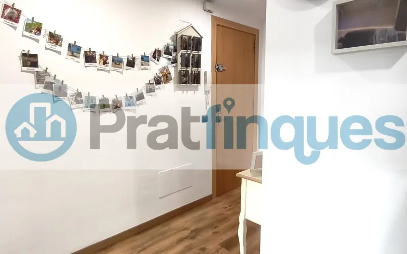 Ubicada en la zona más emblemática y con más solera de El Prat, presentamos esta impecable vivienda en una finca de&nbsp;obra seminueva&nbsp;que destaca por su diseño funcional y la alta calidad de sus acabados. El inmueble consta de&nbsp;84 m² construidos&nbsp;(73 m² útiles) perfectamente distribuidos para maximizar la entrada de luz natural y el confort. La zona de día se define por un acogedor salón-comedor de 16 m², equipado con aire acondicionado (split),que comunica directamente con un&nbsp;balcón orientado al oeste, ideal para disfrutar del sol de tarde. La cocina, independiente y de generosas dimensiones (10 m²),ofrece un espacio óptimo de trabajo y almacenaje. En la zona de descanso encontramos&nbsp;3 dormitorios&nbsp;(dos de ellos dobles). La habitación principal destaca por su configuración tipo&nbsp;suite, incorporando un baño privado con plato de ducha de resina antideslizante. Un segundo baño completo da servicio al resto de la vivienda. Excelencia en los detalles: Aislamiento:&nbsp;Carpintería exterior de aluminio con&nbsp;rotura de puente térmico, garantizando eficiencia energética y confort acústico. Calidez:&nbsp;Suelos de&nbsp;parqué flotante laminado AC5&nbsp;de alta resistencia y puertas interiores en haya vaporizada. Accesibilidad:&nbsp;Finca moderna que cuenta con&nbsp;ascensor.Una oportunidad única para quienes buscan un hogar listo para entrar a vivir en un entorno histórico y tranquilo, sin renunciar a las comodidades de una construcción contemporánea. En Pratfinques le acompañamos de forma integral durante todo el proceso de compraventa. Nos encargamos de la gestión de su financiación hipotecaria, la liquidación de impuestos y la inscripción registral de la propiedad. &nbsp; Tenga en cuenta los siguientes puntos informativos: &nbsp; Transparencia en el precio: El importe de venta no incluye los impuestos y tasas asociados (ITP y AJD). Plusvalía: El Impuesto sobre el Incremento de Valor de los Terrenos de Naturaleza Urbana corre íntegramente a cargo de la parte vendedora. Sin costes adicionales: En Pratfinques no cobramos honorarios a la parte compradora; nuestros servicios ya están incluidos en el precio de venta publicado.&nbsp;