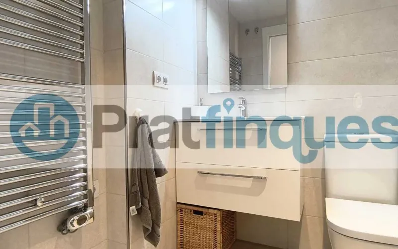 Exclusividad y sostenibilidad en una de las ubicaciones más codiciadas del área metropolitana. Le presentamos una pieza arquitectónica única situada en el corazón de&nbsp;Plaza Europa, el nuevo referente del urbanismo moderno en L'Hospitalet de Llobregat. Ubicada en una finca de&nbsp;obra nueva (2023),esta vivienda destaca por su privilegiada altura y su dominio visual, ofreciendo vistas despejadas que dotan a cada estancia de una personalidad inigualable. Espacios Diseñados para el Bienestar Con una superficie de 84 m² construidos, el hogar se distribuye con una elegancia funcional: Zona de Día:&nbsp;Un espectacular salón-comedor de 24 m², inundado de luz natural gracias a su&nbsp;orientación Este, con acceso directo a una&nbsp;terraza privada de 17 m², ideal para disfrutar de los amaneceres y el clima mediterráneo. Cocina Gourmet:&nbsp;Espacio independiente de 9 m² totalmente equipado con acabados de alta gama. Zona de Descanso:&nbsp;Suite principal de 13 m² con baño privado de diseño (plato de ducha de resina antideslizante) y dos habitaciones individuales luminosas y versátiles.Tecnología y Alta Eficiencia Energética Comprometida con el futuro, la vivienda cuenta con un sistema de&nbsp;aerotermia de última generación&nbsp;para la climatización (calefacción y aire acondicionado),garantizando un confort térmico óptimo con el mínimo impacto ambiental. Memoria de Calidades Premium Carpintería Exterior:&nbsp;Ventanas oscilobatientes con rotura de puente térmico y doble acristalamiento para un aislamiento acústico y térmico total. Carpintería Interior:&nbsp;Elegantes puertas lacadas en blanco, incluyendo sistemas correderos tipo&nbsp;Krona&nbsp;integrados en tabiquería para maximizar el espacio. Pavimentos:&nbsp;Suelo de tarima flotante laminada con efecto madera de máxima resistencia (calidad AC5).Servicios y Anexos Exclusivos La finca, libre de barreras arquitectónicas, dispone de tres ascensores (uno de gran capacidad). Además, se ofrece la posibilidad de completar esta propiedad con: Plaza de Parking XL (28.000 €):&nbsp;Con dimensiones excepcionales (5,25m x 3m),ideal para un vehículo de gran tamaño y una motocicleta de alta cilindrada. Trastero de Gran Capacidad (18.000 €):&nbsp;9 m² de almacenamiento adicional en el mismo edificio.Un hogar que no solo ofrece un lugar donde vivir, sino un estilo de vida basado en la exclusividad, la comodidad y la eficiencia. &nbsp; En Pratfinques le acompañamos de forma integral durante todo el proceso de compraventa. Nos encargamos de la gestión de su financiación hipotecaria, la liquidación de impuestos y la inscripción registral de la propiedad. &nbsp; Tenga en cuenta los siguientes puntos informativos: &nbsp; Transparencia en el precio: El importe de venta no incluye los impuestos y tasas asociados (ITP y AJD). Plusvalía: El Impuesto sobre el Incremento de Valor de los Terrenos de Naturaleza Urbana corre íntegramente a cargo de la parte vendedora. Sin costes adicionales: En Pratfinques no cobramos honorarios a la parte compradora; nuestros servicios ya están incluidos en el precio de venta publicado.&nbsp;