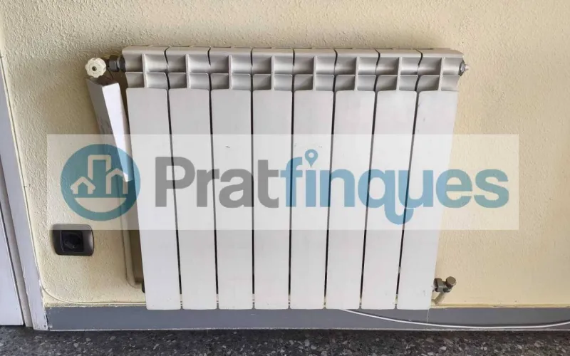 ¿Buscas un hogar donde la luz sea la protagonista?&nbsp;Presentamos este magnífico piso que combina una distribución funcional con una ubicación privilegiada para disfrutar de la máxima tranquilidad. Lo que hace especial a esta vivienda: Amplitud y Confort:&nbsp;Un salón-comedor acogedor que se convierte en el corazón de la casa, con salida directa a un&nbsp;balcón privado&nbsp;perfecto para relajarse. Zona de Descanso:&nbsp;Dispone de&nbsp;3 habitaciones&nbsp;(2 de ellas dobles y amplias, más una individual versátil),diseñadas para garantizar el descanso de toda la familia. Funcionalidad:&nbsp;Cocina independiente con acceso a galería, ideal para organizar el día a día. El baño completo ha sido actualizado con un moderno&nbsp;plato de ducha de resina antideslizante, aunando seguridad y estilo. Luz y Vistas:&nbsp;Gracias a su&nbsp;orientación Oeste, la vivienda se inunda de sol natural durante toda la tarde. Sus&nbsp;vistas despejadas&nbsp;te permitirán disfrutar de una sensación de libertad y paz difícil de encontrar.Equipamiento y Finca: La vivienda está lista para entrar a vivir, equipada con&nbsp;calefacción por radiadores&nbsp;(gas natural) y&nbsp;aire acondicionado con bomba de calor, garantizando el clima perfecto en cualquier época del año. Además, la finca cuenta con&nbsp;ascensor, facilitando el acceso y la comodidad total en tu rutina. ¡No pierdas la oportunidad de visitarlo! Un piso donde el confort y la luz se encuentran. En Pratfinques le acompañamos de forma integral durante todo el proceso de compraventa. Nos encargamos de la gestión de su financiación hipotecaria, la liquidación de impuestos y la inscripción registral de la propiedad. &nbsp; Tenga en cuenta los siguientes puntos informativos: &nbsp; Transparencia en el precio: El importe de venta no incluye los impuestos y tasas asociados (ITP y AJD). Plusvalía: El Impuesto sobre el Incremento de Valor de los Terrenos de Naturaleza Urbana corre íntegramente a cargo de la parte vendedora. Sin costes adicionales: En Pratfinques no cobramos honorarios a la parte compradora; nuestros servicios ya están incluidos en el precio de venta publicado.&nbsp;