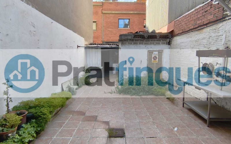 ¿Buscas un lienzo en blanco para diseñar una vida a tu medida o una inversión con posibilidades infinitas? Te presentamos una oportunidad única en la zona más auténtica de la ciudad. No es solo una casa; es la posibilidad de materializar ese proyecto que tienes en mente, combinando el encanto histórico con la modernidad absoluta. El espacio que siempre imaginaste Ubicada en una generosa parcela de&nbsp;155 m²&nbsp;(5 m de fachada por 31 m de fondo),esta propiedad destaca por su&nbsp;espectacular patio central, un pulmón de aire y luz que se convertirá en el alma de tu futuro hogar. Actualmente, la vivienda cuenta con&nbsp;164 m² construidos&nbsp;llenos de potencial: Planta Baja (86 m²):&nbsp;El espacio perfecto para una zona de día diáfana con vistas al jardín. Planta Primera (65 m²):&nbsp;Actualmente distribuida con recibidor, cocina, baño y un salón con salida a una&nbsp;terraza con orientación sur, garantizando sol durante todo el día. Planta Superior:&nbsp;Tres amplias estancias ideales para dormitorios dobles o suites de ensueño.¿Por qué esta propiedad es especial? Lo que hoy requiere una reforma integral, mañana será la casa más envidiada del barrio. Tienes flexibilidad total para diseñar: ✅ Un&nbsp;jardín privado con piscina&nbsp;y zona de barbacoa. ✅ Tu propio&nbsp;garaje privado&nbsp;en el centro. ✅ De 3 a 5 habitaciones según tus necesidades. Oportunidad para Inversores ????️ La normativa de la parcela es excepcional, permitiendo incluso la&nbsp;construcción de dos viviendas independientes: Un edificio de planta baja + 2 alturas + bajo cubierta. Un segundo edificio de planta baja + altura + bajo cubierta (ideal como estudio independiente, loft de invitados o garaje de gran capacidad).No te limites a leerlo: ven a sentirlo.&nbsp;Las dimensiones y la luz de este inmueble solo se aprecian de verdad al cruzar su puerta. Te acompañaremos en todo el proceso para ayudarte a visualizar y proyectar la casa que siempre quisiste. ¡Contáctanos hoy mismo y agenda tu visita! Tu futuro empieza aquí. &nbsp; En Pratfinques le acompañamos de forma integral durante todo el proceso de compraventa. Nos encargamos de la gestión de su financiación hipotecaria, la liquidación de impuestos y la inscripción registral de la propiedad. &nbsp; Tenga en cuenta los siguientes puntos informativos: &nbsp; Transparencia en el precio: El importe de venta no incluye los impuestos y tasas asociados (ITP y AJD). Plusvalía: El Impuesto sobre el Incremento de Valor de los Terrenos de Naturaleza Urbana corre íntegramente a cargo de la parte vendedora. Sin costes adicionales: En Pratfinques no cobramos honorarios a la parte compradora; nuestros servicios ya están incluidos en el precio de venta publicado.&nbsp;