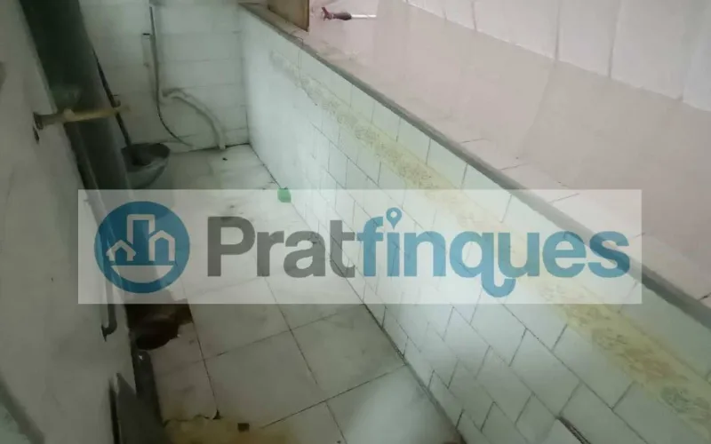 Presentamos esta magnífica propiedad situada en una de las intersecciones más estratégicas de El Prat. Una vivienda que destaca por su luminosidad, y distribución y un potencial para convertirse en el hogar de sus sueños. Distribución y Características El inmueble cuenta con una superficie de 94 m² construidos (79 m² útiles),diseñados para aprovechar cada rincón: Zona de Día:&nbsp;Un imponente salón-comedor independiente de 23 m², totalmente exterior, que inunda la estancia de luz natural y ofrece acceso directo a un acogedor balcón. Zona de Noche:&nbsp;Consta de 3 amplias habitaciones (incluyendo una habitación doble principal). Cocina y Baño:&nbsp;Cocina independiente de 8 m² con salida a galería técnica y un baño completo de cuatro piezas con bañera. Acabados:&nbsp;Suelos de gres porcelánico, carpintería interior en madera de cerezo y ventanas de aluminio.???? Un proyecto a tu medida La vivienda se encuentra en un estado que&nbsp;precisa de una actualización, lo que representa una oportunidad única. Con una reforma ejecutada con buen gusto, este piso tiene el potencial arquitectónico para transformarse en una pieza de diseño&nbsp;impresionantemente sofisticada y actual, revalorizando su inversión desde el primer día. La finca, perfectamente mantenida, dispone de&nbsp;ascensor. ???? Privilegios de una ubicación inmejorable Vivir en esta zona de El Prat de Llobregat es sinónimo de calidad de vida. Disfrutará de servicios de primer nivel a pie de calle: Conectividad Total:&nbsp;A tan solo 7 minutos de la estación de&nbsp;Metro L9 (Les Moreres)&nbsp;y con una red de paradas de autobús locales e interurbanas que conectan directamente con el centro de Barcelona en pocos minutos. Servicios y Ocio:&nbsp;Rodeado de una oferta comercial completa, centros de salud, colegios y zonas verdes. Todo lo que su día a día requiere, sin necesidad de desplazarse.Si buscas una ubicación premium para diseñar un hogar a tu estilo, esta es tu oportunidad.&nbsp;Contacta ahora para concertar una visita. En Pratfinques le acompañamos de forma integral durante todo el proceso de compraventa. Nos encargamos de la gestión de su financiación hipotecaria, la liquidación de impuestos y la inscripción registral de la propiedad. &nbsp; Tenga en cuenta los siguientes puntos informativos: &nbsp; Transparencia en el precio: El importe de venta no incluye los impuestos y tasas asociados (ITP y AJD). Plusvalía: El Impuesto sobre el Incremento de Valor de los Terrenos de Naturaleza Urbana corre íntegramente a cargo de la parte vendedora. Nota informativa: Los Honorarios de intermediación profesional no están incluidos en el precio de venta.