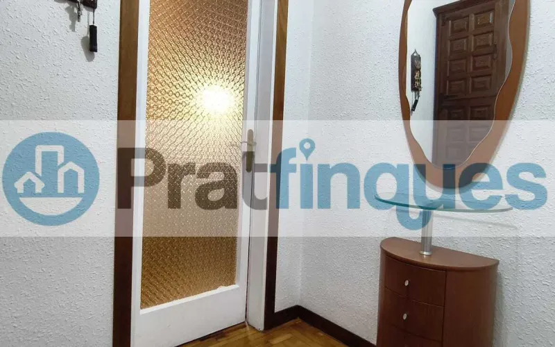 Ubicada en una de las zonas más exclusivas y demandadas de El Prat de Llobregat, presentamos esta vivienda totalmente exterior que destaca por su luz natural y su ubicación privilegiada en el&nbsp;Casc Antic. Características principales: Luminosidad total:&nbsp;Al ser una pieza íntegramente exterior, cada estancia disfruta de una claridad excepcional durante todo el día. Espacios optimizados:&nbsp;La vivienda cuenta con 69 m² construidos (63 m² útiles) distribuidos de forma funcional. Distribución: 3 dormitorios (uno de ellos doble). Salón-comedor con salida directa a un acogedor balcón. Cocina independiente con grandes posibilidades de reforma. Baño de tres piezas equipado con plato de ducha. Finca con ascensor:&nbsp;Situado en un edificio bien conservado que dispone de ascensor, garantizando total comodidad.Un lienzo en blanco para tu proyecto: El inmueble se encuentra en estado original, lo que representa la oportunidad perfecta para realizar una&nbsp;actualización integral&nbsp;y diseñar el hogar de tus sueños a medida. Su estructura permite múltiples opciones de personalización para ganar amplitud y estilo. Viva en una zona tranquila, con el encanto del casco histórico y todos los servicios, comercios y transporte a su alcance. En Pratfinques le acompañamos de forma integral durante todo el proceso de compraventa. Nos encargamos de la gestión de su financiación hipotecaria, la liquidación de impuestos y la inscripción registral de la propiedad. &nbsp; Tenga en cuenta los siguientes puntos informativos: &nbsp; Transparencia en el precio: El importe de venta no incluye los impuestos y tasas asociados (ITP y AJD). Plusvalía: El Impuesto sobre el Incremento de Valor de los Terrenos de Naturaleza Urbana corre íntegramente a cargo de la parte vendedora. Sin costes adicionales: En Pratfinques no cobramos honorarios a la parte compradora; nuestros servicios ya están incluidos en el precio de venta publicado.&nbsp;