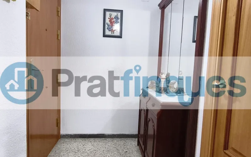 ¿Buscáis vuestra primera vivienda o el lugar ideal para ver crecer a vuestra familia? Este espectacular piso destaca por su amplitud, su luz natural y una comodidad absoluta en el día a día. Al tratarse de una quinta planta real en una finca con ascensor, disfrutaréis de una vivienda tranquila, sin ruidos de la calle y con sol directo durante todo el día. ¡Un lienzo en blanco perfecto para vuestro nuevo proyecto de vida! Espacios diseñados para el día a día familiar: El corazón de la casa: Un gran salón-comedor de 21 m² donde compartir cenas, tardes de cine y con salida directa al balcón. Habitaciones para todos: 3 dormitorios (dos de ellos dobles),ideales para el dormitorio principal, el cuarto de los niños o una zona de teletrabajo. Cocina independiente: Espaciosa, funcional y con acceso directo a una cómoda galería que desahoga el espacio principal. Baño reformado: Baño completo de 3 piezas equipado con un moderno y práctico plato de ducha. Metros reales: 76 m² útiles bien distribuidos (87 m² construidos) donde no se pierde ni un solo metro.Una ubicación pensada para vuestra comodidad Situado en la cotizada Avenida del Remolar, tendréis la tranquilidad que buscáis sin renunciar a nada. La ubicación es perfecta para el día a día de una familia: Conectividad total: Accesos rapidísimos en coche y una red excelente de transporte público para ir a trabajar o estudiar. Todo a un paso: Rodeado de comercio local, supermercados para la compra diaria, colegios, parques y una gran oferta de restauración para los fines de semana.¡Es el momento de dar el paso y tener vuestra propia casa! Contactad con nosotros hoy mismo para venir a verla antes de que se reserve. En Pratfinques le acompañamos de forma integral durante todo el proceso de compraventa. Nos encargamos de la gestión de su financiación hipotecaria, la liquidación de impuestos y la inscripción registral de la propiedad. &nbsp; Tenga en cuenta los siguientes puntos informativos: &nbsp; Transparencia en el precio: El importe de venta no incluye los impuestos y tasas asociados (ITP y AJD). Plusvalía: El Impuesto sobre el Incremento de Valor de los Terrenos de Naturaleza Urbana corre íntegramente a cargo de la parte vendedora. Sin costes adicionales: En Pratfinques no cobramos honorarios a la parte compradora; nuestros servicios ya están incluidos en el precio de venta publicado.&nbsp;
