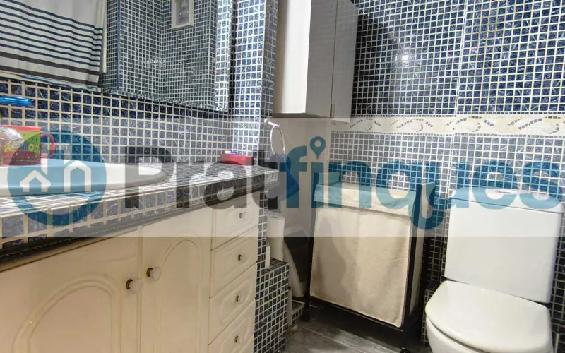 Disfrute del equilibrio perfecto entre tranquilidad residencial y una conectividad estratégica inigualable. Esta magnífica vivienda, ubicada en la apacible calle Sant Joaquim, 86, destaca por su excelente distribución, estancias muy amplias y una optimización perfecta de sus 83 m² útiles (97 m² construidos). Gracias a su orientación norte, el piso ofrece un ambiente fresco, confortable y una luminosidad constante muy valorada. Distribución elegante y espacios independientes Salón-comedor extraordinario: Un gran espacio de 22 m² muy cuadrado y luminoso, con salida directa a un agradable balcón. Zona de descanso generosa: Dispone de 4 habitaciones, incluyendo dos dormitorios dobles de gran tamaño (el principal cuenta con unos fantásticos 13 m²). Cocina funcional e independiente: Espaciosa, independiente y con salida a una práctica galería/lavadero que maximiza la organización. Baño completo: Un baño de 4 piezas equipado con bañera, ideal para el confort diario.Calidades y confort de primer nivel Aislamiento eficiente: Carpintería exterior de aluminio blanco con doble acristalamiento, garantizando confort térmico y acústico. Climatización integral: Sistema de aire acondicionado split con bomba de calor instalado. Detalles de calidad: Suelos de gres porcelánico de alta resistencia y puertas interiores de haya vaporizada que aportan calidez. Finca accesible: Edificio cuidado y tranquilo que dispone de ascensor.Accesibilidad y entorno: Lo mejor de El Prat a su alcance La ubicación de la calle Sant Joaquim es uno de los mayores valores añadidos de esta propiedad: Entrada y salida inmediata: Acceso rápido y directo a las principales vías de comunicación (C-31, C-32 y B-20),permitiendo conectar con Barcelona o el Aeropuerto en pocos minutos y sin sufrir retenciones internas. Conectividad total: Excelente comunicación en transporte público mediante la red de autobuses locales y metropolitanos, Metro (L9 Sud) y Cercanías Renfe. Calidad de vida en El Prat: Una ciudad llana, cómoda y moderna que combina una infraestructura de primer nivel (colegios, centros médicos, comercios) con el privilegio natural de los Espacios Naturales del Delta y sus tranquilas playas vírgenes. Tenga en cuenta los siguientes puntos informativos: Transparencia en el precio: El importe de venta no incluye los impuestos y tasas asociados (ITP y AJD). Plusvalía: El Impuesto sobre el Incremento de Valor de los Terrenos de Naturaleza Urbana corre íntegramente a cargo de la parte vendedora. Sin costes adicionales: En Pratfinques no cobramos honorarios a la parte compradora; nuestros servicios ya están incluidos en el precio de venta publicado.