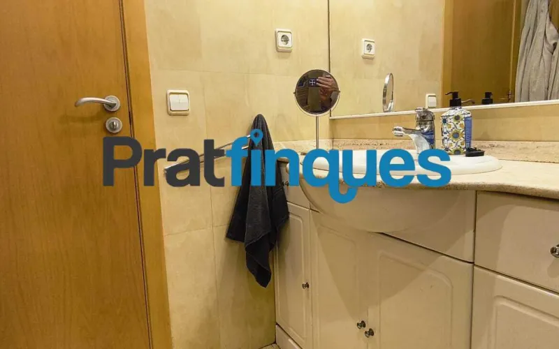 ¡Descubre tu nuevo hogar! Este encantador piso de 90 m² construidos (75 m² útiles) te ofrece la combinación perfecta de confort, espacio y una ubicación inmejorable. Situado en una cuarta planta con ascensor, destaca por su excelente distribución y su fantástica orientación oeste, ideal para disfrutar del sol de tarde. Características principales Zona de día: Salón-comedor de 16 m² con acceso directo a un agradable balcón de 8 m². Cocina independiente: Tipo office, muy espaciosa (14 m²) y con salida directa a galería/lavadero. Dormitorios: 3 habitaciones en total. Una suite principal de 12 m² y dos habitaciones individuales amplias. Baños: 1 baño completo de 4 piezas con bañera y 1 práctico aseo de cortesía. Climatización: Calefacción por radiadores de gas natural y aire acondicionado (splits) para un confort total todo el año. Ubicación y conectividad El inmueble se encuentra en una zona totalmente consolidada y excelentemente comunicada: A 8 minutos a pie de la parada de metro L9 (Cèntric). A 2 minutos de la parada de autobús Plaça Pau Casals (múltiples líneas). Servicios a pie de calle: Rodeado de comercios locales, restauración, colegios y entidades financieras. Condiciones y servicios de Pratfinques En Pratfinques te acompañamos en todo el proceso. Nos encargamos de todos los trámites de la compraventa: obtención de la financiación hipotecaria, liquidación de impuestos e inscripción registral. Sin honorarios de agencia para el comprador: Están totalmente incluidos en el precio de venta publicado. El precio de venta no incluye los impuestos ni tasas correspondientes a la parte compradora (ITP / AJD). La plusvalía municipal corre a cargo de la parte vendedora.