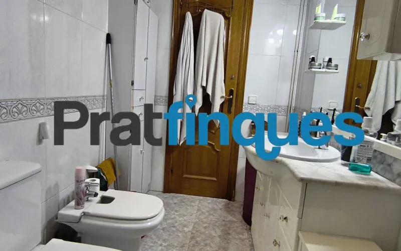 Si buscas un hogar luminoso, con una distribución excelente y la oportunidad de diseñarlo a tu gusto, este piso esquinero y totalmente exterior es la opción ideal. Destaca por su magnífica orientación Sur-Suroeste, lo que garantiza sol directo durante casi todo el día y una luz natural envidiable en todas sus estancias. Conoce su distribución (70 m² útiles / 77 m² construidos): Zona de día: Salón-comedor muy soleado con salida directa a un acogedor balcón, ideal para disfrutar del aire libre, y una cocina independiente con gran potencial de optimización. Zona de descanso: 3 habitaciones (dos de ellas dobles). La habitación principal cuenta con la comodidad exclusiva de un aseo de cortesía integrado. Baño principal: Un baño completo de 4 piezas equipado con plato de ducha. Detalles adicionales: Carpintería exterior de aluminio y puertas interiores de roble con molduras. La finca está perfectamente cuidada y dispone de ascensor. El lienzo perfecto para tu reforma La vivienda precisa de una actualización, lo que representa una oportunidad única para adaptarla a tus necesidades y crear la casa de tus sueños (¡imagina un diseño de concepto abierto uniendo cocina y salón!). Además, cuenta con una gran ventaja económica: la instalación eléctrica ya está completamente actualizada, lo que reducirá de forma considerable los costes y los tiempos de tu reforma. Una ubicación privilegiada y estratégica Ubicado en uno de los entornos más cotizados y consolidados de El Prat de Llobregat, disfrutarás de una calidad de vida excepcional con todos los servicios a pie de calle, manteniendo siempre la privacidad que tu familia merece: Conectividad total: A un paso de excelentes conexiones de transporte público (Metro y red de autobuses) que te conectan rápidamente con Barcelona y el aeropuerto. Comercio y ocio: Rodeado de una amplia oferta de comercio local, supermercados de alimentación, tiendas de moda y una variada oferta de restauración. Servicios públicos y educación: Un barrio ideal para familias, con centros educativos de excelente nivel para todas las edades (desde los más pequeños hasta los jóvenes),además de centros sanitarios y zonas verdes cercanas. No dejes escapar esta oportunidad. ¡Ven a visitarlo y descubre todo el potencial que este hogar tiene para ofrecerte! En Pratfinques le acompañamos de forma integral durante todo el proceso de compraventa. Nos encargamos de la gestión de su financiación hipotecaria, la liquidación de impuestos y la inscripción registral de la propiedad. Tenga en cuenta los siguientes puntos informativos: Transparencia en el precio: El importe de venta no incluye los impuestos y tasas asociados (ITP y AJD). Plusvalía: El Impuesto sobre el Incremento de Valor de los Terrenos de Naturaleza Urbana corre íntegramente a cargo de la parte vendedora. Información de transparencia al consumidor: Antes de hacer la visita, tu asesor personal te facilitará toda la información detallada y desglosada de estos costes para que compres con total tranquilidad.