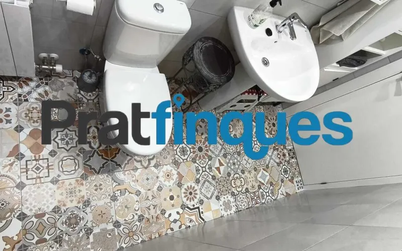 Presentamos esta magnífica vivienda lista para entrar a vivir, completamente reformada con un gusto exquisito y materiales de calidad. El inmueble destaca por su excelente distribución, luminosidad y el absoluto desahogo que ofrece su impresionante espacio exterior, convirtiéndolo en una pieza única en la zona. Características principales: Superficie óptima: 70 m² útiles distribuidos con la máxima eficiencia espacial. Zona de descanso: 3 amplios dormitorios, incluyendo una magnífica suite principal y dos habitaciones dobles adicionales. Baños modernos: 2 baños completos totalmente equipados con acabados contemporáneos. Cocina funcional: Espacio independiente y cómodo. Lavadero Interiorizado: un práctico lavadero interiorizado que maximiza el orden doméstico. Área de relax: Una agradable estancia acristalada que funciona como un balcón cubierto, ideal como rincón de lectura por su abundante luz natural y sosiego. Calidades y acabados premium: Aislamiento superior: Carpintería exterior oscilobatiente de aluminio con rotura de puente térmico y doble acristalamiento con cámara de aire, garantizando el máximo confort térmico y acústico. Elegancia interior: Suelos de parqué laminado de alta resistencia (AC5) y puertas de paso lacadas en blanco. Climatización: Sistema de calefacción integral mediante radiadores de gas natural. Un oasis exterior exclusivo: El verdadero elemento diferenciador de esta propiedad es su espectacular terraza privada de 61 m². Un espacio exterior idílico para disfrutar del clima mediterráneo, organizar cenas al aire libre o crear un jardín urbano. Además, cuenta con un valioso trastero de 5 m² integrado, la solución perfecta de almacenamiento para el día a día. Exclusividad y entorno de vida: Ubicada en una finca de solo dos vecinos, la privacidad y la tranquilidad están completamente garantizadas. El piso se emplaza en uno de los sectores residenciales más cotizados y demandados de la ciudad. Una zona que destaca por el equilibrio perfecto entre la paz de un entorno familiar y la comodidad urbana más absoluta. A escasos minutos a pie de la estación de metro L9 (Cèntric),la vivienda ofrece una conectividad impecable con el centro de Barcelona, el aeropuerto y redes de transporte (autobuses y taxis). El día a día aquí es un auténtico privilegio: dispondrá de una selecta oferta de restauración, comercios locales y servicios esenciales a pie de calle, sin renunciar a la calma de un vecindario residencial idílico. En Pratfinques le acompañamos de forma integral durante todo el proceso de compraventa. Nos encargamos de la gestión de su financiación hipotecaria, la liquidación de impuestos y la inscripción registral de la propiedad. Tenga en cuenta los siguientes puntos informativos: Transparencia en el precio: El importe de venta no incluye los impuestos y tasas asociados (ITP y AJD). Plusvalía: El Impuesto sobre el Incremento de Valor de los Terrenos de Naturaleza Urbana corre íntegramente a cargo de la parte vendedora. Información de transparencia al consumidor: Antes de hacer la visita, tu asesor personal te facilitará toda la información detallada y desglosada de estos costes para que compres con total tranquilidad.