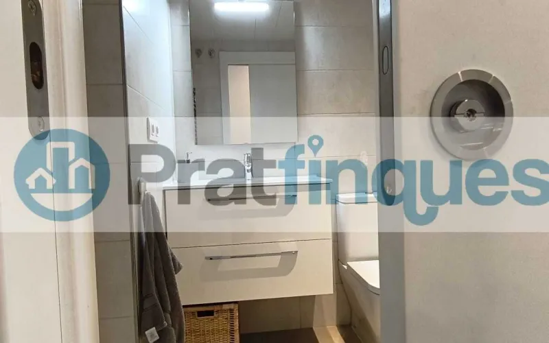 Exclusividad y sostenibilidad en una de las ubicaciones más codiciadas del área metropolitana. Le presentamos una pieza arquitectónica única situada en el corazón de&nbsp;Plaza Europa, el nuevo referente del urbanismo moderno en L'Hospitalet de Llobregat. Ubicada en una finca de&nbsp;obra nueva (2023),esta vivienda destaca por su privilegiada altura y su dominio visual, ofreciendo vistas despejadas que dotan a cada estancia de una personalidad inigualable. Espacios Diseñados para el Bienestar Con una superficie de 84 m² construidos, el hogar se distribuye con una elegancia funcional: Zona de Día:&nbsp;Un espectacular salón-comedor de 24 m², inundado de luz natural gracias a su&nbsp;orientación Este, con acceso directo a una&nbsp;terraza privada de 17 m², ideal para disfrutar de los amaneceres y el clima mediterráneo. Cocina Gourmet:&nbsp;Espacio independiente de 9 m² totalmente equipado con acabados de alta gama. Zona de Descanso:&nbsp;Suite principal de 13 m² con baño privado de diseño (plato de ducha de resina antideslizante) y dos habitaciones individuales luminosas y versátiles.Tecnología y Alta Eficiencia Energética Comprometida con el futuro, la vivienda cuenta con un sistema de&nbsp;aerotermia de última generación&nbsp;para la climatización (calefacción y aire acondicionado),garantizando un confort térmico óptimo con el mínimo impacto ambiental. Memoria de Calidades Premium Carpintería Exterior:&nbsp;Ventanas oscilobatientes con rotura de puente térmico y doble acristalamiento para un aislamiento acústico y térmico total. Carpintería Interior:&nbsp;Elegantes puertas lacadas en blanco, incluyendo sistemas correderos tipo&nbsp;Krona&nbsp;integrados en tabiquería para maximizar el espacio. Pavimentos:&nbsp;Suelo de tarima flotante laminada con efecto madera de máxima resistencia (calidad AC5).Servicios y Anexos Exclusivos La finca, libre de barreras arquitectónicas, dispone de tres ascensores (uno de gran capacidad). Además, se ofrece la posibilidad de completar esta propiedad con: Plaza de Parking XL (28.000 €):&nbsp;Con dimensiones excepcionales (5,25m x 3m),ideal para un vehículo de gran tamaño y una motocicleta de alta cilindrada. Trastero de Gran Capacidad (18.000 €):&nbsp;9 m² de almacenamiento adicional en el mismo edificio.Un hogar que no solo ofrece un lugar donde vivir, sino un estilo de vida basado en la exclusividad, la comodidad y la eficiencia. &nbsp; En Pratfinques le acompañamos de forma integral durante todo el proceso de compraventa. Nos encargamos de la gestión de su financiación hipotecaria, la liquidación de impuestos y la inscripción registral de la propiedad. &nbsp; Tenga en cuenta los siguientes puntos informativos: &nbsp; Transparencia en el precio: El importe de venta no incluye los impuestos y tasas asociados (ITP y AJD). Plusvalía: El Impuesto sobre el Incremento de Valor de los Terrenos de Naturaleza Urbana corre íntegramente a cargo de la parte vendedora. Sin costes adicionales: En Pratfinques no cobramos honorarios a la parte compradora; nuestros servicios ya están incluidos en el precio de venta publicado.&nbsp;