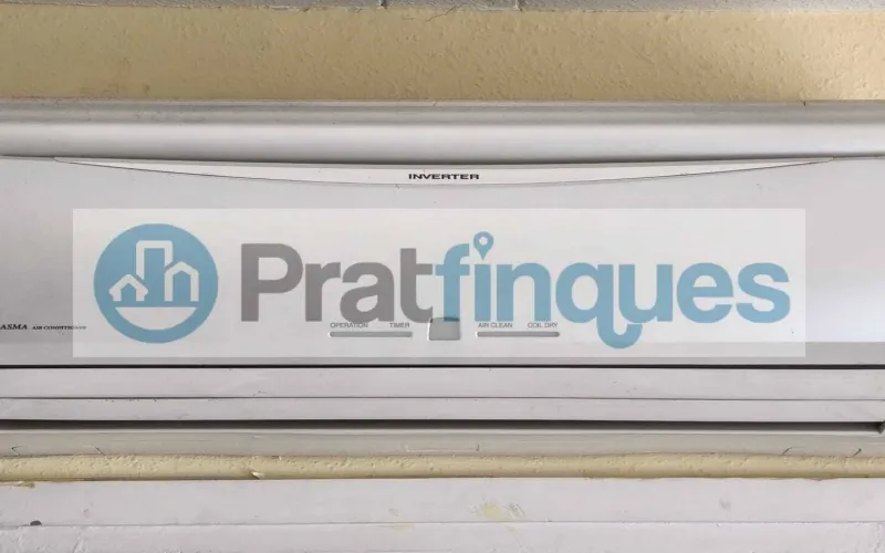 ¿Buscas un hogar donde la luz sea la protagonista?&nbsp;Presentamos este magnífico piso que combina una distribución funcional con una ubicación privilegiada para disfrutar de la máxima tranquilidad. Lo que hace especial a esta vivienda: Amplitud y Confort:&nbsp;Un salón-comedor acogedor que se convierte en el corazón de la casa, con salida directa a un&nbsp;balcón privado&nbsp;perfecto para relajarse. Zona de Descanso:&nbsp;Dispone de&nbsp;3 habitaciones&nbsp;(2 de ellas dobles y amplias, más una individual versátil),diseñadas para garantizar el descanso de toda la familia. Funcionalidad:&nbsp;Cocina independiente con acceso a galería, ideal para organizar el día a día. El baño completo ha sido actualizado con un moderno&nbsp;plato de ducha de resina antideslizante, aunando seguridad y estilo. Luz y Vistas:&nbsp;Gracias a su&nbsp;orientación Oeste, la vivienda se inunda de sol natural durante toda la tarde. Sus&nbsp;vistas despejadas&nbsp;te permitirán disfrutar de una sensación de libertad y paz difícil de encontrar.Equipamiento y Finca: La vivienda está lista para entrar a vivir, equipada con&nbsp;calefacción por radiadores&nbsp;(gas natural) y&nbsp;aire acondicionado con bomba de calor, garantizando el clima perfecto en cualquier época del año. Además, la finca cuenta con&nbsp;ascensor, facilitando el acceso y la comodidad total en tu rutina. ¡No pierdas la oportunidad de visitarlo! Un piso donde el confort y la luz se encuentran. En Pratfinques le acompañamos de forma integral durante todo el proceso de compraventa. Nos encargamos de la gestión de su financiación hipotecaria, la liquidación de impuestos y la inscripción registral de la propiedad. &nbsp; Tenga en cuenta los siguientes puntos informativos: &nbsp; Transparencia en el precio: El importe de venta no incluye los impuestos y tasas asociados (ITP y AJD). Plusvalía: El Impuesto sobre el Incremento de Valor de los Terrenos de Naturaleza Urbana corre íntegramente a cargo de la parte vendedora. Sin costes adicionales: En Pratfinques no cobramos honorarios a la parte compradora; nuestros servicios ya están incluidos en el precio de venta publicado.&nbsp;