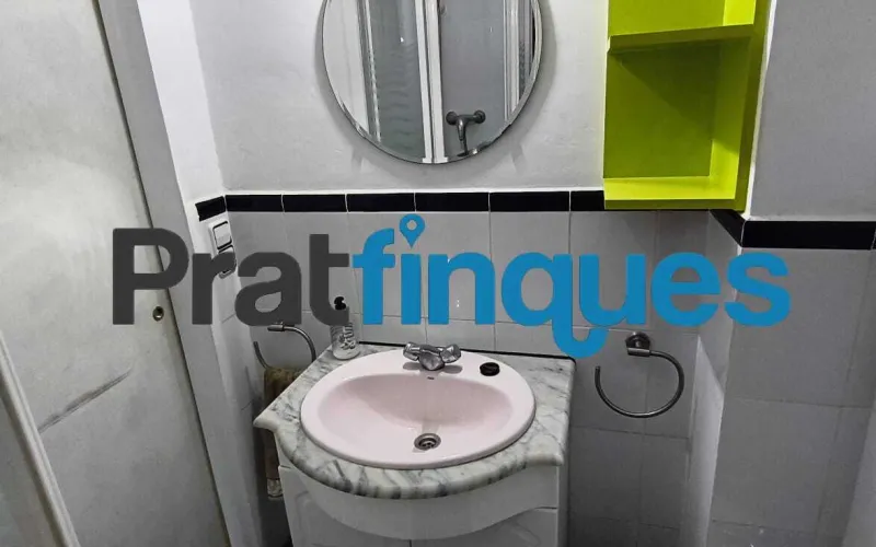 Si buscas comodidad, luz y tranquilidad, este piso de 75 m² útiles (84 m² construidos) te va a encantar. Está pensado para aprovechar cada rincón al máximo y se distribuye de forma ideal: Zona de día: Un acogedor salón-comedor de 15 m² y una moderna cocina office abierta de 9 m². ¡Y aquí viene lo mejor! Desde la cocina accedes directamente a una fantástica terraza a nivel de 10 m², el rincón perfecto para tomar el café por la mañana, disfrutar de cenas al aire libre o crear tu propio oasis urbano. Además, cuenta con un práctico lavadero integrado. Zona de descanso: 3 habitaciones (dos de ellas dobles, perfectas para el dormitorio principal o un espacio de trabajo) y un baño completo de 4 piezas. Ubicación y tranquilidad garantizadas El piso se encuentra en una de las zonas más valoradas y cotizadas de El Prat. Se ubica en la primera planta de un edificio clásico, sin ascensor, pero con una gran ventaja: ¡solo comparte espacio con 3 vecinos más! Al ser una comunidad tan pequeña y familiar, la paz y la tranquilidad están aseguradas. Listo para entrar a vivir (con muy pocos retoques) A diferencia de otros pisos, aquí el trabajo duro ya está hecho. La vivienda ha sido mimada y cuenta con: Instalación eléctrica totalmente actualizada. Ventanas de PVC con rotura de puente térmico y doble cristal (adiós al frío y a los ruidos). Cocina completamente equipada. ¿Lo mejor? Solo necesita lo que llamamos