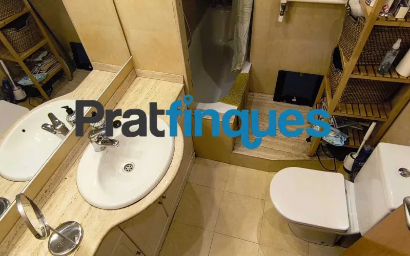 ¡Descubre tu nuevo hogar! Este encantador piso de 90 m² construidos (75 m² útiles) te ofrece la combinación perfecta de confort, espacio y una ubicación inmejorable. Situado en una cuarta planta con ascensor, destaca por su excelente distribución y su fantástica orientación oeste, ideal para disfrutar del sol de tarde. Características principales Zona de día: Salón-comedor de 16 m² con acceso directo a un agradable balcón de 8 m². Cocina independiente: Tipo office, muy espaciosa (14 m²) y con salida directa a galería/lavadero. Dormitorios: 3 habitaciones en total. Una suite principal de 12 m² y dos habitaciones individuales amplias. Baños: 1 baño completo de 4 piezas con bañera y 1 práctico aseo de cortesía. Climatización: Calefacción por radiadores de gas natural y aire acondicionado (splits) para un confort total todo el año. Ubicación y conectividad El inmueble se encuentra en una zona totalmente consolidada y excelentemente comunicada: A 8 minutos a pie de la parada de metro L9 (Cèntric). A 2 minutos de la parada de autobús Plaça Pau Casals (múltiples líneas). Servicios a pie de calle: Rodeado de comercios locales, restauración, colegios y entidades financieras. Condiciones y servicios de Pratfinques En Pratfinques te acompañamos en todo el proceso. Nos encargamos de todos los trámites de la compraventa: obtención de la financiación hipotecaria, liquidación de impuestos e inscripción registral. Sin honorarios de agencia para el comprador: Están totalmente incluidos en el precio de venta publicado. El precio de venta no incluye los impuestos ni tasas correspondientes a la parte compradora (ITP / AJD). La plusvalía municipal corre a cargo de la parte vendedora.