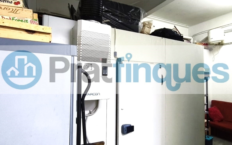 Se vende local comercial estratégico en El Prat de Llobregat. Un activo con excelentes características técnicas y de ubicación para asegurar rentabilidad o éxito comercial inmediato. Superficie: 74m² útiles y totalmente diáfanos. Ubicación: Planta baja, nivel de calle, en plena Avda. del Remolar. Luminosidad: Orientación sur-oeste con sol directo de tarde, garantizando máxima eficiencia energética y visibilidad de escaparate. Estado: Incluye un aseo. Se entrega vacío y libre de cargas arrendatarias (actualmente alquilado con salida pactada tras la venta). El local se encuentra en un entorno consolidado con alta densidad residencial y equipamientos educativos, lo que asegura un paso constante de clientes potenciales. Muy bien comunicado por transporte público (L78, PR2, X2). Desde Pratfinques, te realizamos todos los trámites de la compraventa y a la obtención de la financiación hipotecaria, liquidación de los impuestos y, inscripción registral. - El precio de venta del inmueble, no incluye impuestos ni tasas. (ITP y AJD) - La plusvalía (Impuesto sobre el Incremento de Valor de los Terrenos Urbanos) es a cargo del vendedor. - En Pratfinques, NO COBRAMOS LOS HONORARIOS AL COMPRADOR, están incluidos en el precio de venta publicado.