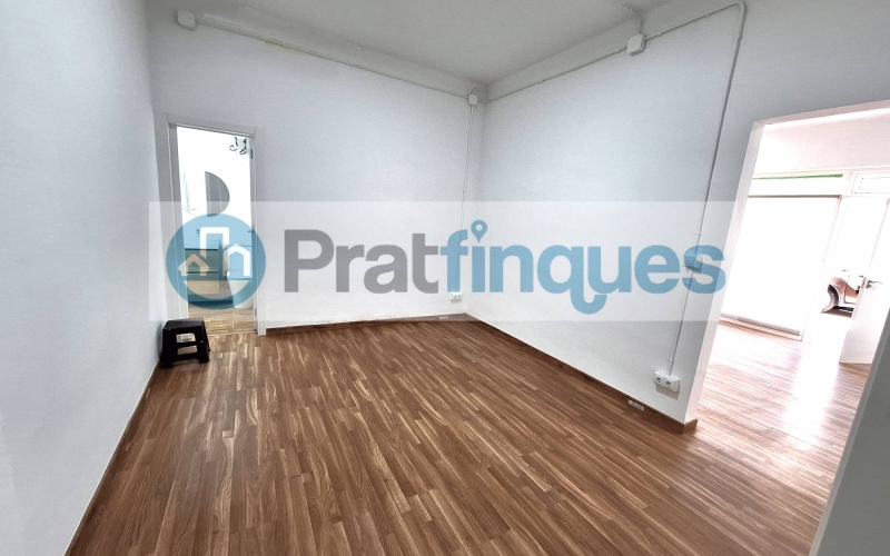 Descobreix aquest espectacular local a peu de carrer, ideal per a emprenedors que busquen un espai totalment reformat i llest per a funcionar! Amb 74 m² construïts, aquest local compta amb una distribució intel·ligent que inclou una àmplia sala diàfana, perfecta per a rebre a clients o realitzar activitats comercials. A més, disposa de dos despatxos independents que brinden privacitat per a consultes o reunions. La instal·lació elèctrica és nova i compleix amb totes les normatives vigents, assegurant un ambient segur i eficient. El bany ha estat reformat i compta amb un plat de dutxa, la qual cosa afegeix comoditat a l'espai. La climatització està garantida gràcies a l'aire condicionat i la calefacció, creant un entorn agradable durant tot l'any. Els sòls de parquet aporten un toc elegant i acollidor, mentre que les persianes motoritzades ofereixen comoditat i seguretat. Amb 3 metres lineals de façana i dos aparadors, aquest local té una excel·lent visibilitat que atraurà a potencials clients. Situat en una zona estratègica, aquest espai és perfecte per a despatxos, consultes o qualsevol tipus de negoci que busqui destacar. No perdis l'oportunitat d'adquirir aquest local en una ubicació privilegiada! Des de Pratfinques, et realitzem tots els tràmits de la compravenda i a l'obtenció del finançament hipotecari, liquidació dels impostos i, inscripció registral - El preu de venda de l'immoble, no inclou impostos ni taxes. (ITP i AJD) - La plusvàlua (Impost sobre l'Increment de Valor dels Terrenys Urbans) és a càrrec del venedor. - En Pratfinques, NO COBREM ELS HONORARIS AL COMPRADOR, estan inclosos en el preu de venda publicat.