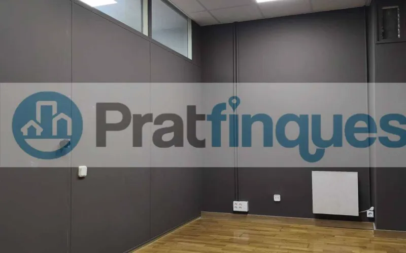 Ubicado en una de las zonas más dinámicas y emblemáticas de la Barcelona emprendedora, presentamos este despacho de&nbsp;44 m² totalmente reformado&nbsp;con un estándar de alta calidad. Situado en una finca singular con ascensor, el espacio combina la esencia arquitectónica del Eixample con una funcionalidad técnica impecable. Distribución y Diseño: La propiedad se divide en una elegante zona de recepción y un área office polivalente, que dan paso a&nbsp;dos despachos independientes. La privacidad está garantizada: uno de ellos cuenta con baño completo (plato de ducha de resina antideslizante),mientras que el segundo dispone de un práctico aseo de cortesía. Especificaciones Técnicas: Confort:&nbsp;Climatización mediante Split (A/A) y calefacción por radiadores cerámicos de bajo consumo. Acabados:&nbsp;Suelos de tarima flotante laminada y revestimientos a estrenar. Tecnología:&nbsp;Instalación eléctrica bajo normativa y sistema de redes ITC de alta conectividad, listo para operativa inmediata. Versatilidad y Ubicación: Un espacio idóneo para firmas de abogacía, consultorías, ingeniería o centros médicos especializados. Gracias a su configuración, permite también una transición hacia un&nbsp;concepto diáfano&nbsp;(estilo&nbsp;open space&nbsp;o&nbsp;call center). Rodeado de una red inmejorable de servicios y transporte público, este despacho es la sede perfecta para proyectar una imagen de éxito y profesionalidad. &nbsp; Desde Pratfinques, te realizamos todos los trámites de la compraventa y a la obtención de la financiación hipotecaria, liquidación de los impuestos y, inscripción registral. -&nbsp;&nbsp;&nbsp;&nbsp;&nbsp;&nbsp;&nbsp;&nbsp;&nbsp;&nbsp;&nbsp;&nbsp;&nbsp; El precio de venta del inmueble, no incluye impuestos ni tasas. (ITP y AJD) -&nbsp;&nbsp;&nbsp;&nbsp;&nbsp;&nbsp;&nbsp;&nbsp;&nbsp;&nbsp;&nbsp;&nbsp;&nbsp; La plusvalía (Impuesto sobre el Incremento de Valor de los Terrenos Urbanos) es a cargo del vendedor. -&nbsp;&nbsp;&nbsp;&nbsp;&nbsp;&nbsp;&nbsp;&nbsp;&nbsp;&nbsp;&nbsp;&nbsp;&nbsp; En Pratfinques, NO COBRAMOS LOS HONORARIOS AL COMPRADOR, están incluidos en el precio de venta publicado.