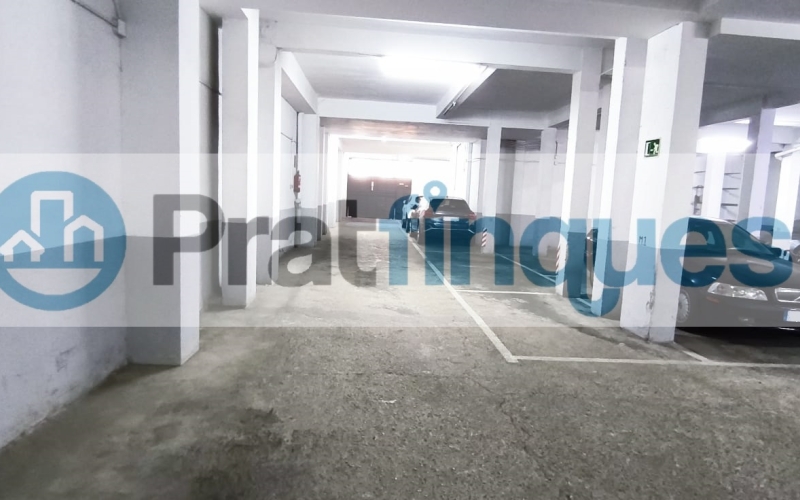 ¡Oportunidad en la ciudad de El Prat de Llobregat! Se vende plaza de parking individual en la calle Santiago Rusiñol, situada en la planta baja del edificio. Esta plaza de 14 m² ofrece espacio suficiente para coche mediano o grande y una moto. Se distingue por tener fácil maniobrabilidad, con distinción de puerta de acceso y otra de salida. El edificio cuenta con puertas de acceso automáticas y un circuito cerrado de seguridad, garantizando la máxima protección para tu vehículo. No pierdas la oportunidad de adquirir esta plaza, con todas las comodidades y medidas de seguridad que necesitas. ¡Contacta ya para más información y asegura tu espacio en una ubicación privilegiada! Desde Pratfinques, te realizamos todos los trámites de la compraventa y a la obtención de la financiación hipotecaria, liquidación de los impuestos y, inscripción registral. - El precio de venta del inmueble, no incluye impuestos ni tasas. (ITPADJ) - La plusvalía (Impuesto sobre el Incremento de Valor de los Terrenos Urbanos) es a cargo del vendedor. - En Pratfinques, NO COBRAMOS LOS HONORARIOS AL COMPRADOR, están incluidos en el precio de venta publicado.