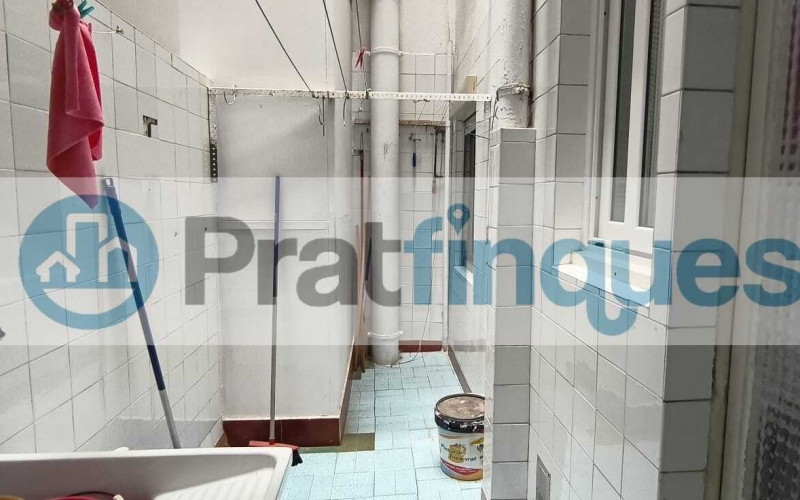 Luminoso piso con orientación Este y balcón en una de las zonas más demandadas de El Prat de Llobregat. Presentamos esta magnífica propiedad de 77 m² construidos (67 m² útiles),ubicada en el eje comercial y neurálgico de la Avenida Verge de Montserrat y Plaza Catalunya. Gracias a su orientación Este, la vivienda destaca por su gran luminosidad, recibiendo el sol directo de mañana, lo que garantiza un ambiente cálido, alegre y un excelente ahorro energético. Una pieza inmobiliaria con un potencial extraordinario, ideal tanto para familias que buscan diseñar su hogar a medida como para inversores que persiguen una alta rentabilidad. Distribución funcional y optimizada La vivienda destaca por su distribución lógica y el máximo aprovechamiento de sus espacios: Zona de día: Salón-comedor independiente con salida directa a un agradable balcón exterior, donde disfrutar del sol matinal. Cocina independiente: Con acceso a una práctica galería y derecho de uso de un patio de luces transitable. Zona de descanso: 3 dormitorios (1 doble principal de excelentes dimensiones y 2 individuales completos). Baño: Un baño completo de 4 piezas.Un lienzo en blanco para su proyecto El piso requiere una reforma integral, lo que representa la oportunidad perfecta para redistribuir los espacios a su gusto, elegir acabados de calidad actual y estrenar una vivienda totalmente personalizada según sus necesidades. La finca, además, está adaptada y cuenta con ascensor. Ubicación premium y conectividad total Situado en pleno corazón de El Prat, disfrutará de una comodidad absoluta en su día a día con todos los servicios a pie de calle: Transporte: A solo 3 minutos andando de la estación de metro Plaza Catalunya (L9 Sud) y a 2 minutos de las principales líneas de autobús. Comercios y servicios: Supermercados, tiendas de moda, colegios, centros médicos y una amplia oferta gastronómica a la vuelta de la esquina.No deje escapar esta excelente oportunidad por ubicación, precio, luz y potencial. Contacte con nosotros hoy mismo para concertar una visita. En Pratfinques le acompañamos de forma integral durante todo el proceso de compraventa. Nos encargamos de la gestión de su financiación hipotecaria, la liquidación de impuestos y la inscripción registral de la propiedad. Tenga en cuenta los siguientes puntos informativos: Transparencia en el precio: El importe de venta no incluye los impuestos y tasas asociados (ITP y AJD). Plusvalía: El Impuesto sobre el Incremento de Valor de los Terrenos de Naturaleza Urbana corre íntegramente a cargo de la parte vendedora. Sin costes adicionales: En Pratfinques no cobramos honorarios a la parte compradora; nuestros servicios ya están incluidos en el precio de venta publicado.