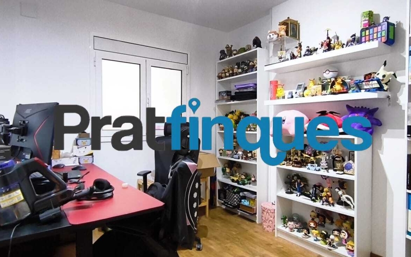 Presentamos este espectacular piso totalmente reformado de 89 m² útiles, ubicado en pleno centro de la ciudad, a un paso de la emblemática Plaza Catalunya y de la estación de metro L9 Cèntric. Una vivienda lista para entrar a vivir, diseñada para ofrecerte el máximo confort, luminosidad y una distribución perfecta para la vida familiar. Distribución inteligente: Zona de día y Zona de noche El diseño de la vivienda separa de forma excelente los espacios para garantizar tu privacidad y descanso: Zona de Día: Al cruzar el recibidor, accedes directamente a un salón-comedor de 18 m², un espacio amplio y acogedor con salida directa a un agradable balcón. La cocina es independiente y cuenta con la galería ya integrada. Destaca por su gran luminosidad gracias a un elegante tabique acristalado tipo ventana, que permite el paso de la luz natural desde el comedor mientras cocinas. Zona de Noche: Conectada de forma fluida desde el comedor, distribuye el acceso a los dormitorios y baños: Habitación principal en suite (11 m²): Exterior, inundada de sol y con su propio baño privado de 4 m² (3 piezas con plato de ducha de resina antideslizante). Segunda habitación doble (11 m²): También exterior a la calle, disfrutando de una orientación inmejorable con sol durante todo el día. Dos habitaciones individuales (8 m² cada una): Espacios versátiles ideales para dormitorios, zona de juegos o teletrabajo. Una de ellas cuenta con salida a un segundo balcón orientado al patio de luces. Baño común: Moderno y funcional, compuesto por 3 piezas y equipado con plato de ducha de resina antideslizante. Calidades premium y confort total La vivienda cuenta con una reforma integral de hace solo 5 años y está cuidada al detalle con materiales de alta calidad: Orientación Sur: Vivienda muy soleada y bañada por la luz natural durante todo el día. Aislamiento perfecto: Carpintería de aluminio con rotura de puente térmico y doble ventana, garantizando el mejor aislamiento térmico y acústico. Suelos y carpintería: Suelo de parqué sintético de alta resistencia (nivel AC5) y puertas lacadas en blanco (batientes y correderas empotradas en los baños para optimizar el espacio). Airecondicionado: 3 splits con bomba de calor en distintas estàncies. Ubicación inmejorable Vivirás en el centro de El Prat, rodeado de todos los servicios esenciales: colegios, bibliotecas, comercios y una excelente conectividad en transporte público (Metro L9 Cèntric y múltiples líneas de autobús). Un hogar idílico, cómodo y pensado para disfrutar de la paz familiar. ¿Te vas a perder la oportunidad de visitarlo? &nbsp;