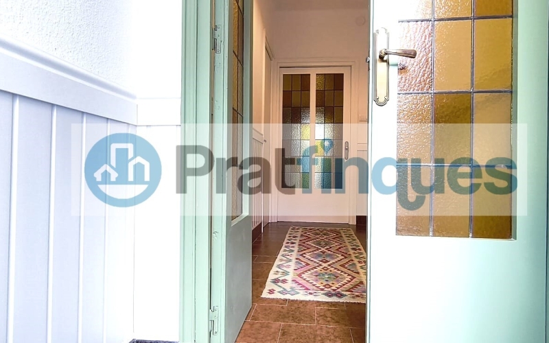 Un refugio de luz y armonía: El hogar donde tu familia florecerá ¿Buscas más que una casa? Te presentamos una propiedad con alma. Esta fantástica planta baja de 122 m² con una estància tipo estudio en segunda planta de 13 m² y terraza de 20m², no es solo un inmueble, es un escenario de bienestar donde la energía positiva se siente en cada rincón. Imagina las tardes de invierno al calor de su&nbsp;majestuosa chimenea, creando recuerdos imborrables con los tuyos en un salón que invita a la unión. Con&nbsp;4 amplias habitaciones&nbsp;(3 dobles y 1 sencilla y, 1 estudio en la 2ª planta),cada miembro de la familia encontrará su espacio de paz. La joya de la corona se encuentra en la planta superior: una estancia versátil de 13 m² que se abre a una&nbsp;terraza privada de 20m², el lugar perfecto para desayunos bajo el sol o noches de estrellas en total intimidad. ¿Sabes esa sensación de llegar a un lugar y sentir que 