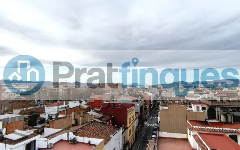 Ubicada en la zona más emblemática y con más solera de El Prat, presentamos esta impecable vivienda en una finca de&nbsp;obra seminueva&nbsp;que destaca por su diseño funcional y la alta calidad de sus acabados. El inmueble consta de&nbsp;84 m² construidos&nbsp;(73 m² útiles) perfectamente distribuidos para maximizar la entrada de luz natural y el confort. La zona de día se define por un acogedor salón-comedor de 16 m², equipado con aire acondicionado (split),que comunica directamente con un&nbsp;balcón orientado al oeste, ideal para disfrutar del sol de tarde. La cocina, independiente y de generosas dimensiones (10 m²),ofrece un espacio óptimo de trabajo y almacenaje. En la zona de descanso encontramos&nbsp;3 dormitorios&nbsp;(dos de ellos dobles). La habitación principal destaca por su configuración tipo&nbsp;suite, incorporando un baño privado con plato de ducha de resina antideslizante. Un segundo baño completo da servicio al resto de la vivienda. Excelencia en los detalles: Aislamiento:&nbsp;Carpintería exterior de aluminio con&nbsp;rotura de puente térmico, garantizando eficiencia energética y confort acústico. Calidez:&nbsp;Suelos de&nbsp;parqué flotante laminado AC5&nbsp;de alta resistencia y puertas interiores en haya vaporizada. Accesibilidad:&nbsp;Finca moderna que cuenta con&nbsp;ascensor.Una oportunidad única para quienes buscan un hogar listo para entrar a vivir en un entorno histórico y tranquilo, sin renunciar a las comodidades de una construcción contemporánea. En Pratfinques le acompañamos de forma integral durante todo el proceso de compraventa. Nos encargamos de la gestión de su financiación hipotecaria, la liquidación de impuestos y la inscripción registral de la propiedad. &nbsp; Tenga en cuenta los siguientes puntos informativos: &nbsp; Transparencia en el precio: El importe de venta no incluye los impuestos y tasas asociados (ITP y AJD). Plusvalía: El Impuesto sobre el Incremento de Valor de los Terrenos de Naturaleza Urbana corre íntegramente a cargo de la parte vendedora. Sin costes adicionales: En Pratfinques no cobramos honorarios a la parte compradora; nuestros servicios ya están incluidos en el precio de venta publicado.&nbsp;