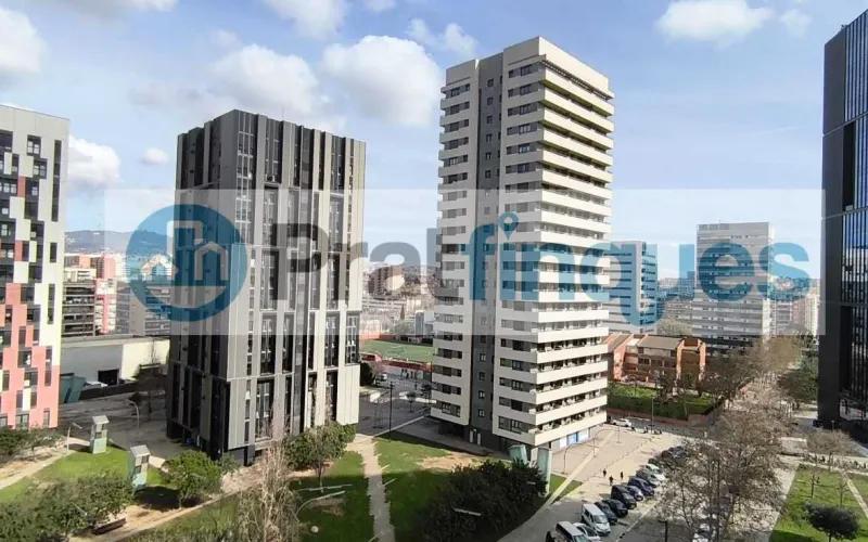 Exclusividad y sostenibilidad en una de las ubicaciones más codiciadas del área metropolitana. Le presentamos una pieza arquitectónica única situada en el corazón de&nbsp;Plaza Europa, el nuevo referente del urbanismo moderno en L'Hospitalet de Llobregat. Ubicada en una finca de&nbsp;obra nueva (2023),esta vivienda destaca por su privilegiada altura y su dominio visual, ofreciendo vistas despejadas que dotan a cada estancia de una personalidad inigualable. Espacios Diseñados para el Bienestar Con una superficie de 84 m² construidos, el hogar se distribuye con una elegancia funcional: Zona de Día:&nbsp;Un espectacular salón-comedor de 24 m², inundado de luz natural gracias a su&nbsp;orientación Este, con acceso directo a una&nbsp;terraza privada de 17 m², ideal para disfrutar de los amaneceres y el clima mediterráneo. Cocina Gourmet:&nbsp;Espacio independiente de 9 m² totalmente equipado con acabados de alta gama. Zona de Descanso:&nbsp;Suite principal de 13 m² con baño privado de diseño (plato de ducha de resina antideslizante) y dos habitaciones individuales luminosas y versátiles.Tecnología y Alta Eficiencia Energética Comprometida con el futuro, la vivienda cuenta con un sistema de&nbsp;aerotermia de última generación&nbsp;para la climatización (calefacción y aire acondicionado),garantizando un confort térmico óptimo con el mínimo impacto ambiental. Memoria de Calidades Premium Carpintería Exterior:&nbsp;Ventanas oscilobatientes con rotura de puente térmico y doble acristalamiento para un aislamiento acústico y térmico total. Carpintería Interior:&nbsp;Elegantes puertas lacadas en blanco, incluyendo sistemas correderos tipo&nbsp;Krona&nbsp;integrados en tabiquería para maximizar el espacio. Pavimentos:&nbsp;Suelo de tarima flotante laminada con efecto madera de máxima resistencia (calidad AC5).Servicios y Anexos Exclusivos La finca, libre de barreras arquitectónicas, dispone de tres ascensores (uno de gran capacidad). Además, se ofrece la posibilidad de completar esta propiedad con: Plaza de Parking XL (28.000 €):&nbsp;Con dimensiones excepcionales (5,25m x 3m),ideal para un vehículo de gran tamaño y una motocicleta de alta cilindrada. Trastero de Gran Capacidad (18.000 €):&nbsp;9 m² de almacenamiento adicional en el mismo edificio.Un hogar que no solo ofrece un lugar donde vivir, sino un estilo de vida basado en la exclusividad, la comodidad y la eficiencia. &nbsp; En Pratfinques le acompañamos de forma integral durante todo el proceso de compraventa. Nos encargamos de la gestión de su financiación hipotecaria, la liquidación de impuestos y la inscripción registral de la propiedad. &nbsp; Tenga en cuenta los siguientes puntos informativos: &nbsp; Transparencia en el precio: El importe de venta no incluye los impuestos y tasas asociados (ITP y AJD). Plusvalía: El Impuesto sobre el Incremento de Valor de los Terrenos de Naturaleza Urbana corre íntegramente a cargo de la parte vendedora. Sin costes adicionales: En Pratfinques no cobramos honorarios a la parte compradora; nuestros servicios ya están incluidos en el precio de venta publicado.&nbsp;