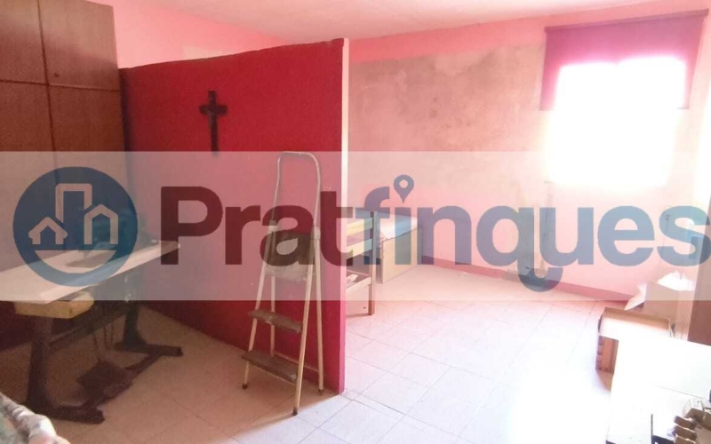 ¿Buscas un lienzo en blanco para diseñar una vida a tu medida o una inversión con posibilidades infinitas? Te presentamos una oportunidad única en la zona más auténtica de la ciudad. No es solo una casa; es la posibilidad de materializar ese proyecto que tienes en mente, combinando el encanto histórico con la modernidad absoluta. El espacio que siempre imaginaste Ubicada en una generosa parcela de&nbsp;155 m²&nbsp;(5 m de fachada por 31 m de fondo),esta propiedad destaca por su&nbsp;espectacular patio central, un pulmón de aire y luz que se convertirá en el alma de tu futuro hogar. Actualmente, la vivienda cuenta con&nbsp;164 m² construidos&nbsp;llenos de potencial: Planta Baja (86 m²):&nbsp;El espacio perfecto para una zona de día diáfana con vistas al jardín. Planta Primera (65 m²):&nbsp;Actualmente distribuida con recibidor, cocina, baño y un salón con salida a una&nbsp;terraza con orientación sur, garantizando sol durante todo el día. Planta Superior:&nbsp;Tres amplias estancias ideales para dormitorios dobles o suites de ensueño.¿Por qué esta propiedad es especial? Lo que hoy requiere una reforma integral, mañana será la casa más envidiada del barrio. Tienes flexibilidad total para diseñar: ✅ Un&nbsp;jardín privado con piscina&nbsp;y zona de barbacoa. ✅ Tu propio&nbsp;garaje privado&nbsp;en el centro. ✅ De 3 a 5 habitaciones según tus necesidades. Oportunidad para Inversores ????️ La normativa de la parcela es excepcional, permitiendo incluso la&nbsp;construcción de dos viviendas independientes: Un edificio de planta baja + 2 alturas + bajo cubierta. Un segundo edificio de planta baja + altura + bajo cubierta (ideal como estudio independiente, loft de invitados o garaje de gran capacidad).No te limites a leerlo: ven a sentirlo.&nbsp;Las dimensiones y la luz de este inmueble solo se aprecian de verdad al cruzar su puerta. Te acompañaremos en todo el proceso para ayudarte a visualizar y proyectar la casa que siempre quisiste. ¡Contáctanos hoy mismo y agenda tu visita! Tu futuro empieza aquí. &nbsp; En Pratfinques le acompañamos de forma integral durante todo el proceso de compraventa. Nos encargamos de la gestión de su financiación hipotecaria, la liquidación de impuestos y la inscripción registral de la propiedad. &nbsp; Tenga en cuenta los siguientes puntos informativos: &nbsp; Transparencia en el precio: El importe de venta no incluye los impuestos y tasas asociados (ITP y AJD). Plusvalía: El Impuesto sobre el Incremento de Valor de los Terrenos de Naturaleza Urbana corre íntegramente a cargo de la parte vendedora. Sin costes adicionales: En Pratfinques no cobramos honorarios a la parte compradora; nuestros servicios ya están incluidos en el precio de venta publicado.&nbsp;