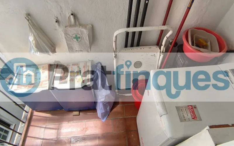 ¿Buscáis vuestra primera vivienda o el lugar ideal para ver crecer a vuestra familia? Este espectacular piso destaca por su amplitud, su luz natural y una comodidad absoluta en el día a día. Al tratarse de una quinta planta real en una finca con ascensor, disfrutaréis de una vivienda tranquila, sin ruidos de la calle y con sol directo durante todo el día. ¡Un lienzo en blanco perfecto para vuestro nuevo proyecto de vida! Espacios diseñados para el día a día familiar: El corazón de la casa: Un gran salón-comedor de 21 m² donde compartir cenas, tardes de cine y con salida directa al balcón. Habitaciones para todos: 3 dormitorios (dos de ellos dobles),ideales para el dormitorio principal, el cuarto de los niños o una zona de teletrabajo. Cocina independiente: Espaciosa, funcional y con acceso directo a una cómoda galería que desahoga el espacio principal. Baño reformado: Baño completo de 3 piezas equipado con un moderno y práctico plato de ducha. Metros reales: 76 m² útiles bien distribuidos (87 m² construidos) donde no se pierde ni un solo metro.Una ubicación pensada para vuestra comodidad Situado en la cotizada Avenida del Remolar, tendréis la tranquilidad que buscáis sin renunciar a nada. La ubicación es perfecta para el día a día de una familia: Conectividad total: Accesos rapidísimos en coche y una red excelente de transporte público para ir a trabajar o estudiar. Todo a un paso: Rodeado de comercio local, supermercados para la compra diaria, colegios, parques y una gran oferta de restauración para los fines de semana.¡Es el momento de dar el paso y tener vuestra propia casa! Contactad con nosotros hoy mismo para venir a verla antes de que se reserve. En Pratfinques le acompañamos de forma integral durante todo el proceso de compraventa. Nos encargamos de la gestión de su financiación hipotecaria, la liquidación de impuestos y la inscripción registral de la propiedad. &nbsp; Tenga en cuenta los siguientes puntos informativos: &nbsp; Transparencia en el precio: El importe de venta no incluye los impuestos y tasas asociados (ITP y AJD). Plusvalía: El Impuesto sobre el Incremento de Valor de los Terrenos de Naturaleza Urbana corre íntegramente a cargo de la parte vendedora. Sin costes adicionales: En Pratfinques no cobramos honorarios a la parte compradora; nuestros servicios ya están incluidos en el precio de venta publicado.&nbsp;