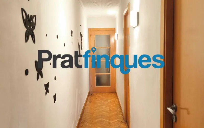 ¡Descubre tu nuevo hogar! Este encantador piso de 90 m² construidos (75 m² útiles) te ofrece la combinación perfecta de confort, espacio y una ubicación inmejorable. Situado en una cuarta planta con ascensor, destaca por su excelente distribución y su fantástica orientación oeste, ideal para disfrutar del sol de tarde. Características principales Zona de día: Salón-comedor de 16 m² con acceso directo a un agradable balcón de 8 m². Cocina independiente: Tipo office, muy espaciosa (14 m²) y con salida directa a galería/lavadero. Dormitorios: 3 habitaciones en total. Una suite principal de 12 m² y dos habitaciones individuales amplias. Baños: 1 baño completo de 4 piezas con bañera y 1 práctico aseo de cortesía. Climatización: Calefacción por radiadores de gas natural y aire acondicionado (splits) para un confort total todo el año. Ubicación y conectividad El inmueble se encuentra en una zona totalmente consolidada y excelentemente comunicada: A 8 minutos a pie de la parada de metro L9 (Cèntric). A 2 minutos de la parada de autobús Plaça Pau Casals (múltiples líneas). Servicios a pie de calle: Rodeado de comercios locales, restauración, colegios y entidades financieras. Condiciones y servicios de Pratfinques En Pratfinques te acompañamos en todo el proceso. Nos encargamos de todos los trámites de la compraventa: obtención de la financiación hipotecaria, liquidación de impuestos e inscripción registral. Sin honorarios de agencia para el comprador: Están totalmente incluidos en el precio de venta publicado. El precio de venta no incluye los impuestos ni tasas correspondientes a la parte compradora (ITP / AJD). La plusvalía municipal corre a cargo de la parte vendedora.