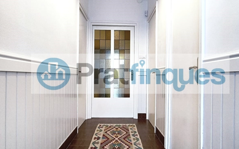 Un refugio de luz y armonía: El hogar donde tu familia florecerá ¿Buscas más que una casa? Te presentamos una propiedad con alma. Esta fantástica planta baja de 122 m² con una estància tipo estudio en segunda planta de 13 m² y terraza de 20m², no es solo un inmueble, es un escenario de bienestar donde la energía positiva se siente en cada rincón. Imagina las tardes de invierno al calor de su&nbsp;majestuosa chimenea, creando recuerdos imborrables con los tuyos en un salón que invita a la unión. Con&nbsp;4 amplias habitaciones&nbsp;(3 dobles y 1 sencilla y, 1 estudio en la 2ª planta),cada miembro de la familia encontrará su espacio de paz. La joya de la corona se encuentra en la planta superior: una estancia versátil de 13 m² que se abre a una&nbsp;terraza privada de 20m², el lugar perfecto para desayunos bajo el sol o noches de estrellas en total intimidad. ¿Sabes esa sensación de llegar a un lugar y sentir que 