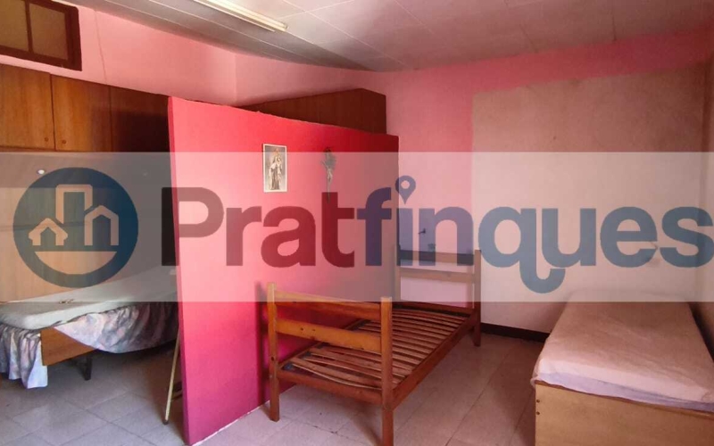 ¿Buscas un lienzo en blanco para diseñar una vida a tu medida o una inversión con posibilidades infinitas? Te presentamos una oportunidad única en la zona más auténtica de la ciudad. No es solo una casa; es la posibilidad de materializar ese proyecto que tienes en mente, combinando el encanto histórico con la modernidad absoluta. El espacio que siempre imaginaste Ubicada en una generosa parcela de&nbsp;155 m²&nbsp;(5 m de fachada por 31 m de fondo),esta propiedad destaca por su&nbsp;espectacular patio central, un pulmón de aire y luz que se convertirá en el alma de tu futuro hogar. Actualmente, la vivienda cuenta con&nbsp;164 m² construidos&nbsp;llenos de potencial: Planta Baja (86 m²):&nbsp;El espacio perfecto para una zona de día diáfana con vistas al jardín. Planta Primera (65 m²):&nbsp;Actualmente distribuida con recibidor, cocina, baño y un salón con salida a una&nbsp;terraza con orientación sur, garantizando sol durante todo el día. Planta Superior:&nbsp;Tres amplias estancias ideales para dormitorios dobles o suites de ensueño.¿Por qué esta propiedad es especial? Lo que hoy requiere una reforma integral, mañana será la casa más envidiada del barrio. Tienes flexibilidad total para diseñar: ✅ Un&nbsp;jardín privado con piscina&nbsp;y zona de barbacoa. ✅ Tu propio&nbsp;garaje privado&nbsp;en el centro. ✅ De 3 a 5 habitaciones según tus necesidades. Oportunidad para Inversores ????️ La normativa de la parcela es excepcional, permitiendo incluso la&nbsp;construcción de dos viviendas independientes: Un edificio de planta baja + 2 alturas + bajo cubierta. Un segundo edificio de planta baja + altura + bajo cubierta (ideal como estudio independiente, loft de invitados o garaje de gran capacidad).No te limites a leerlo: ven a sentirlo.&nbsp;Las dimensiones y la luz de este inmueble solo se aprecian de verdad al cruzar su puerta. Te acompañaremos en todo el proceso para ayudarte a visualizar y proyectar la casa que siempre quisiste. ¡Contáctanos hoy mismo y agenda tu visita! Tu futuro empieza aquí. &nbsp; En Pratfinques le acompañamos de forma integral durante todo el proceso de compraventa. Nos encargamos de la gestión de su financiación hipotecaria, la liquidación de impuestos y la inscripción registral de la propiedad. &nbsp; Tenga en cuenta los siguientes puntos informativos: &nbsp; Transparencia en el precio: El importe de venta no incluye los impuestos y tasas asociados (ITP y AJD). Plusvalía: El Impuesto sobre el Incremento de Valor de los Terrenos de Naturaleza Urbana corre íntegramente a cargo de la parte vendedora. Sin costes adicionales: En Pratfinques no cobramos honorarios a la parte compradora; nuestros servicios ya están incluidos en el precio de venta publicado.&nbsp;