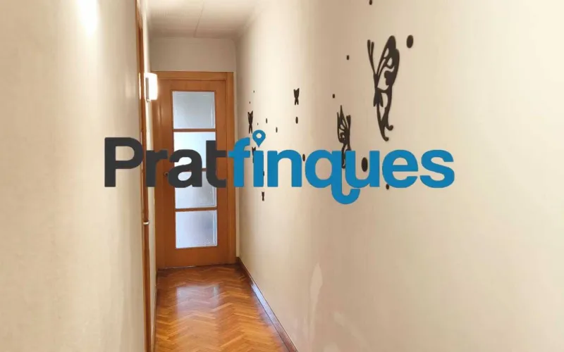 ¡Descubre tu nuevo hogar! Este encantador piso de 90 m² construidos (75 m² útiles) te ofrece la combinación perfecta de confort, espacio y una ubicación inmejorable. Situado en una cuarta planta con ascensor, destaca por su excelente distribución y su fantástica orientación oeste, ideal para disfrutar del sol de tarde. Características principales Zona de día: Salón-comedor de 16 m² con acceso directo a un agradable balcón de 8 m². Cocina independiente: Tipo office, muy espaciosa (14 m²) y con salida directa a galería/lavadero. Dormitorios: 3 habitaciones en total. Una suite principal de 12 m² y dos habitaciones individuales amplias. Baños: 1 baño completo de 4 piezas con bañera y 1 práctico aseo de cortesía. Climatización: Calefacción por radiadores de gas natural y aire acondicionado (splits) para un confort total todo el año. Ubicación y conectividad El inmueble se encuentra en una zona totalmente consolidada y excelentemente comunicada: A 8 minutos a pie de la parada de metro L9 (Cèntric). A 2 minutos de la parada de autobús Plaça Pau Casals (múltiples líneas). Servicios a pie de calle: Rodeado de comercios locales, restauración, colegios y entidades financieras. Condiciones y servicios de Pratfinques En Pratfinques te acompañamos en todo el proceso. Nos encargamos de todos los trámites de la compraventa: obtención de la financiación hipotecaria, liquidación de impuestos e inscripción registral. Sin honorarios de agencia para el comprador: Están totalmente incluidos en el precio de venta publicado. El precio de venta no incluye los impuestos ni tasas correspondientes a la parte compradora (ITP / AJD). La plusvalía municipal corre a cargo de la parte vendedora.