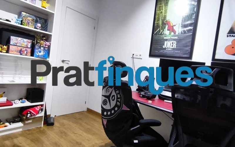 Presentamos este espectacular piso totalmente reformado de 89 m² útiles, ubicado en pleno centro de la ciudad, a un paso de la emblemática Plaza Catalunya y de la estación de metro L9 Cèntric. Una vivienda lista para entrar a vivir, diseñada para ofrecerte el máximo confort, luminosidad y una distribución perfecta para la vida familiar. Distribución inteligente: Zona de día y Zona de noche El diseño de la vivienda separa de forma excelente los espacios para garantizar tu privacidad y descanso: Zona de Día: Al cruzar el recibidor, accedes directamente a un salón-comedor de 18 m², un espacio amplio y acogedor con salida directa a un agradable balcón. La cocina es independiente y cuenta con la galería ya integrada. Destaca por su gran luminosidad gracias a un elegante tabique acristalado tipo ventana, que permite el paso de la luz natural desde el comedor mientras cocinas. Zona de Noche: Conectada de forma fluida desde el comedor, distribuye el acceso a los dormitorios y baños: Habitación principal en suite (11 m²): Exterior, inundada de sol y con su propio baño privado de 4 m² (3 piezas con plato de ducha de resina antideslizante). Segunda habitación doble (11 m²): También exterior a la calle, disfrutando de una orientación inmejorable con sol durante todo el día. Dos habitaciones individuales (8 m² cada una): Espacios versátiles ideales para dormitorios, zona de juegos o teletrabajo. Una de ellas cuenta con salida a un segundo balcón orientado al patio de luces. Baño común: Moderno y funcional, compuesto por 3 piezas y equipado con plato de ducha de resina antideslizante. Calidades premium y confort total La vivienda cuenta con una reforma integral de hace solo 5 años y está cuidada al detalle con materiales de alta calidad: Orientación Sur: Vivienda muy soleada y bañada por la luz natural durante todo el día. Aislamiento perfecto: Carpintería de aluminio con rotura de puente térmico y doble ventana, garantizando el mejor aislamiento térmico y acústico. Suelos y carpintería: Suelo de parqué sintético de alta resistencia (nivel AC5) y puertas lacadas en blanco (batientes y correderas empotradas en los baños para optimizar el espacio). Airecondicionado: 3 splits con bomba de calor en distintas estàncies. Ubicación inmejorable Vivirás en el centro de El Prat, rodeado de todos los servicios esenciales: colegios, bibliotecas, comercios y una excelente conectividad en transporte público (Metro L9 Cèntric y múltiples líneas de autobús). Un hogar idílico, cómodo y pensado para disfrutar de la paz familiar. ¿Te vas a perder la oportunidad de visitarlo? &nbsp;