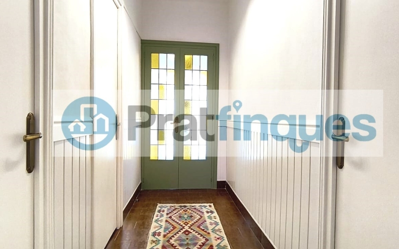 Un refugio de luz y armonía: El hogar donde tu familia florecerá ¿Buscas más que una casa? Te presentamos una propiedad con alma. Esta fantástica planta baja de 122 m² con una estància tipo estudio en segunda planta de 13 m² y terraza de 20m², no es solo un inmueble, es un escenario de bienestar donde la energía positiva se siente en cada rincón. Imagina las tardes de invierno al calor de su&nbsp;majestuosa chimenea, creando recuerdos imborrables con los tuyos en un salón que invita a la unión. Con&nbsp;4 amplias habitaciones&nbsp;(3 dobles y 1 sencilla y, 1 estudio en la 2ª planta),cada miembro de la familia encontrará su espacio de paz. La joya de la corona se encuentra en la planta superior: una estancia versátil de 13 m² que se abre a una&nbsp;terraza privada de 20m², el lugar perfecto para desayunos bajo el sol o noches de estrellas en total intimidad. ¿Sabes esa sensación de llegar a un lugar y sentir que 