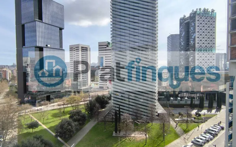 Exclusividad y sostenibilidad en una de las ubicaciones más codiciadas del área metropolitana. Le presentamos una pieza arquitectónica única situada en el corazón de&nbsp;Plaza Europa, el nuevo referente del urbanismo moderno en L'Hospitalet de Llobregat. Ubicada en una finca de&nbsp;obra nueva (2023),esta vivienda destaca por su privilegiada altura y su dominio visual, ofreciendo vistas despejadas que dotan a cada estancia de una personalidad inigualable. Espacios Diseñados para el Bienestar Con una superficie de 84 m² construidos, el hogar se distribuye con una elegancia funcional: Zona de Día:&nbsp;Un espectacular salón-comedor de 24 m², inundado de luz natural gracias a su&nbsp;orientación Este, con acceso directo a una&nbsp;terraza privada de 17 m², ideal para disfrutar de los amaneceres y el clima mediterráneo. Cocina Gourmet:&nbsp;Espacio independiente de 9 m² totalmente equipado con acabados de alta gama. Zona de Descanso:&nbsp;Suite principal de 13 m² con baño privado de diseño (plato de ducha de resina antideslizante) y dos habitaciones individuales luminosas y versátiles.Tecnología y Alta Eficiencia Energética Comprometida con el futuro, la vivienda cuenta con un sistema de&nbsp;aerotermia de última generación&nbsp;para la climatización (calefacción y aire acondicionado),garantizando un confort térmico óptimo con el mínimo impacto ambiental. Memoria de Calidades Premium Carpintería Exterior:&nbsp;Ventanas oscilobatientes con rotura de puente térmico y doble acristalamiento para un aislamiento acústico y térmico total. Carpintería Interior:&nbsp;Elegantes puertas lacadas en blanco, incluyendo sistemas correderos tipo&nbsp;Krona&nbsp;integrados en tabiquería para maximizar el espacio. Pavimentos:&nbsp;Suelo de tarima flotante laminada con efecto madera de máxima resistencia (calidad AC5).Servicios y Anexos Exclusivos La finca, libre de barreras arquitectónicas, dispone de tres ascensores (uno de gran capacidad). Además, se ofrece la posibilidad de completar esta propiedad con: Plaza de Parking XL (28.000 €):&nbsp;Con dimensiones excepcionales (5,25m x 3m),ideal para un vehículo de gran tamaño y una motocicleta de alta cilindrada. Trastero de Gran Capacidad (18.000 €):&nbsp;9 m² de almacenamiento adicional en el mismo edificio.Un hogar que no solo ofrece un lugar donde vivir, sino un estilo de vida basado en la exclusividad, la comodidad y la eficiencia. &nbsp; En Pratfinques le acompañamos de forma integral durante todo el proceso de compraventa. Nos encargamos de la gestión de su financiación hipotecaria, la liquidación de impuestos y la inscripción registral de la propiedad. &nbsp; Tenga en cuenta los siguientes puntos informativos: &nbsp; Transparencia en el precio: El importe de venta no incluye los impuestos y tasas asociados (ITP y AJD). Plusvalía: El Impuesto sobre el Incremento de Valor de los Terrenos de Naturaleza Urbana corre íntegramente a cargo de la parte vendedora. Sin costes adicionales: En Pratfinques no cobramos honorarios a la parte compradora; nuestros servicios ya están incluidos en el precio de venta publicado.&nbsp;