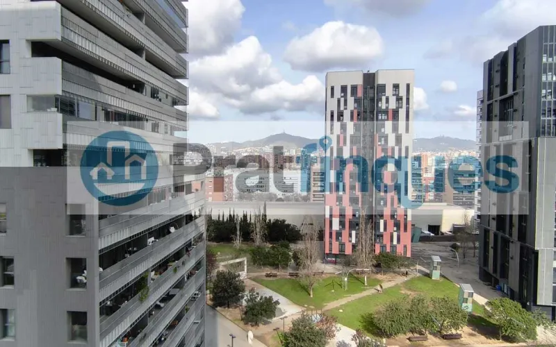 Exclusividad y sostenibilidad en una de las ubicaciones más codiciadas del área metropolitana. Le presentamos una pieza arquitectónica única situada en el corazón de&nbsp;Plaza Europa, el nuevo referente del urbanismo moderno en L'Hospitalet de Llobregat. Ubicada en una finca de&nbsp;obra nueva (2023),esta vivienda destaca por su privilegiada altura y su dominio visual, ofreciendo vistas despejadas que dotan a cada estancia de una personalidad inigualable. Espacios Diseñados para el Bienestar Con una superficie de 84 m² construidos, el hogar se distribuye con una elegancia funcional: Zona de Día:&nbsp;Un espectacular salón-comedor de 24 m², inundado de luz natural gracias a su&nbsp;orientación Este, con acceso directo a una&nbsp;terraza privada de 17 m², ideal para disfrutar de los amaneceres y el clima mediterráneo. Cocina Gourmet:&nbsp;Espacio independiente de 9 m² totalmente equipado con acabados de alta gama. Zona de Descanso:&nbsp;Suite principal de 13 m² con baño privado de diseño (plato de ducha de resina antideslizante) y dos habitaciones individuales luminosas y versátiles.Tecnología y Alta Eficiencia Energética Comprometida con el futuro, la vivienda cuenta con un sistema de&nbsp;aerotermia de última generación&nbsp;para la climatización (calefacción y aire acondicionado),garantizando un confort térmico óptimo con el mínimo impacto ambiental. Memoria de Calidades Premium Carpintería Exterior:&nbsp;Ventanas oscilobatientes con rotura de puente térmico y doble acristalamiento para un aislamiento acústico y térmico total. Carpintería Interior:&nbsp;Elegantes puertas lacadas en blanco, incluyendo sistemas correderos tipo&nbsp;Krona&nbsp;integrados en tabiquería para maximizar el espacio. Pavimentos:&nbsp;Suelo de tarima flotante laminada con efecto madera de máxima resistencia (calidad AC5).Servicios y Anexos Exclusivos La finca, libre de barreras arquitectónicas, dispone de tres ascensores (uno de gran capacidad). Además, se ofrece la posibilidad de completar esta propiedad con: Plaza de Parking XL (28.000 €):&nbsp;Con dimensiones excepcionales (5,25m x 3m),ideal para un vehículo de gran tamaño y una motocicleta de alta cilindrada. Trastero de Gran Capacidad (18.000 €):&nbsp;9 m² de almacenamiento adicional en el mismo edificio.Un hogar que no solo ofrece un lugar donde vivir, sino un estilo de vida basado en la exclusividad, la comodidad y la eficiencia. &nbsp; En Pratfinques le acompañamos de forma integral durante todo el proceso de compraventa. Nos encargamos de la gestión de su financiación hipotecaria, la liquidación de impuestos y la inscripción registral de la propiedad. &nbsp; Tenga en cuenta los siguientes puntos informativos: &nbsp; Transparencia en el precio: El importe de venta no incluye los impuestos y tasas asociados (ITP y AJD). Plusvalía: El Impuesto sobre el Incremento de Valor de los Terrenos de Naturaleza Urbana corre íntegramente a cargo de la parte vendedora. Sin costes adicionales: En Pratfinques no cobramos honorarios a la parte compradora; nuestros servicios ya están incluidos en el precio de venta publicado.&nbsp;