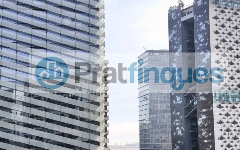 Exclusividad y sostenibilidad en una de las ubicaciones más codiciadas del área metropolitana. Le presentamos una pieza arquitectónica única situada en el corazón de&nbsp;Plaza Europa, el nuevo referente del urbanismo moderno en L'Hospitalet de Llobregat. Ubicada en una finca de&nbsp;obra nueva (2023),esta vivienda destaca por su privilegiada altura y su dominio visual, ofreciendo vistas despejadas que dotan a cada estancia de una personalidad inigualable. Espacios Diseñados para el Bienestar Con una superficie de 84 m² construidos, el hogar se distribuye con una elegancia funcional: Zona de Día:&nbsp;Un espectacular salón-comedor de 24 m², inundado de luz natural gracias a su&nbsp;orientación Este, con acceso directo a una&nbsp;terraza privada de 17 m², ideal para disfrutar de los amaneceres y el clima mediterráneo. Cocina Gourmet:&nbsp;Espacio independiente de 9 m² totalmente equipado con acabados de alta gama. Zona de Descanso:&nbsp;Suite principal de 13 m² con baño privado de diseño (plato de ducha de resina antideslizante) y dos habitaciones individuales luminosas y versátiles.Tecnología y Alta Eficiencia Energética Comprometida con el futuro, la vivienda cuenta con un sistema de&nbsp;aerotermia de última generación&nbsp;para la climatización (calefacción y aire acondicionado),garantizando un confort térmico óptimo con el mínimo impacto ambiental. Memoria de Calidades Premium Carpintería Exterior:&nbsp;Ventanas oscilobatientes con rotura de puente térmico y doble acristalamiento para un aislamiento acústico y térmico total. Carpintería Interior:&nbsp;Elegantes puertas lacadas en blanco, incluyendo sistemas correderos tipo&nbsp;Krona&nbsp;integrados en tabiquería para maximizar el espacio. Pavimentos:&nbsp;Suelo de tarima flotante laminada con efecto madera de máxima resistencia (calidad AC5).Servicios y Anexos Exclusivos La finca, libre de barreras arquitectónicas, dispone de tres ascensores (uno de gran capacidad). Además, se ofrece la posibilidad de completar esta propiedad con: Plaza de Parking XL (28.000 €):&nbsp;Con dimensiones excepcionales (5,25m x 3m),ideal para un vehículo de gran tamaño y una motocicleta de alta cilindrada. Trastero de Gran Capacidad (18.000 €):&nbsp;9 m² de almacenamiento adicional en el mismo edificio.Un hogar que no solo ofrece un lugar donde vivir, sino un estilo de vida basado en la exclusividad, la comodidad y la eficiencia. &nbsp; En Pratfinques le acompañamos de forma integral durante todo el proceso de compraventa. Nos encargamos de la gestión de su financiación hipotecaria, la liquidación de impuestos y la inscripción registral de la propiedad. &nbsp; Tenga en cuenta los siguientes puntos informativos: &nbsp; Transparencia en el precio: El importe de venta no incluye los impuestos y tasas asociados (ITP y AJD). Plusvalía: El Impuesto sobre el Incremento de Valor de los Terrenos de Naturaleza Urbana corre íntegramente a cargo de la parte vendedora. Sin costes adicionales: En Pratfinques no cobramos honorarios a la parte compradora; nuestros servicios ya están incluidos en el precio de venta publicado.&nbsp;