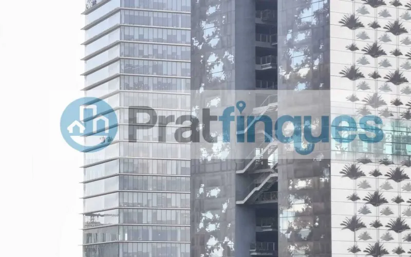 Exclusividad y sostenibilidad en una de las ubicaciones más codiciadas del área metropolitana. Le presentamos una pieza arquitectónica única situada en el corazón de&nbsp;Plaza Europa, el nuevo referente del urbanismo moderno en L'Hospitalet de Llobregat. Ubicada en una finca de&nbsp;obra nueva (2023),esta vivienda destaca por su privilegiada altura y su dominio visual, ofreciendo vistas despejadas que dotan a cada estancia de una personalidad inigualable. Espacios Diseñados para el Bienestar Con una superficie de 84 m² construidos, el hogar se distribuye con una elegancia funcional: Zona de Día:&nbsp;Un espectacular salón-comedor de 24 m², inundado de luz natural gracias a su&nbsp;orientación Este, con acceso directo a una&nbsp;terraza privada de 17 m², ideal para disfrutar de los amaneceres y el clima mediterráneo. Cocina Gourmet:&nbsp;Espacio independiente de 9 m² totalmente equipado con acabados de alta gama. Zona de Descanso:&nbsp;Suite principal de 13 m² con baño privado de diseño (plato de ducha de resina antideslizante) y dos habitaciones individuales luminosas y versátiles.Tecnología y Alta Eficiencia Energética Comprometida con el futuro, la vivienda cuenta con un sistema de&nbsp;aerotermia de última generación&nbsp;para la climatización (calefacción y aire acondicionado),garantizando un confort térmico óptimo con el mínimo impacto ambiental. Memoria de Calidades Premium Carpintería Exterior:&nbsp;Ventanas oscilobatientes con rotura de puente térmico y doble acristalamiento para un aislamiento acústico y térmico total. Carpintería Interior:&nbsp;Elegantes puertas lacadas en blanco, incluyendo sistemas correderos tipo&nbsp;Krona&nbsp;integrados en tabiquería para maximizar el espacio. Pavimentos:&nbsp;Suelo de tarima flotante laminada con efecto madera de máxima resistencia (calidad AC5).Servicios y Anexos Exclusivos La finca, libre de barreras arquitectónicas, dispone de tres ascensores (uno de gran capacidad). Además, se ofrece la posibilidad de completar esta propiedad con: Plaza de Parking XL (28.000 €):&nbsp;Con dimensiones excepcionales (5,25m x 3m),ideal para un vehículo de gran tamaño y una motocicleta de alta cilindrada. Trastero de Gran Capacidad (18.000 €):&nbsp;9 m² de almacenamiento adicional en el mismo edificio.Un hogar que no solo ofrece un lugar donde vivir, sino un estilo de vida basado en la exclusividad, la comodidad y la eficiencia. &nbsp; En Pratfinques le acompañamos de forma integral durante todo el proceso de compraventa. Nos encargamos de la gestión de su financiación hipotecaria, la liquidación de impuestos y la inscripción registral de la propiedad. &nbsp; Tenga en cuenta los siguientes puntos informativos: &nbsp; Transparencia en el precio: El importe de venta no incluye los impuestos y tasas asociados (ITP y AJD). Plusvalía: El Impuesto sobre el Incremento de Valor de los Terrenos de Naturaleza Urbana corre íntegramente a cargo de la parte vendedora. Sin costes adicionales: En Pratfinques no cobramos honorarios a la parte compradora; nuestros servicios ya están incluidos en el precio de venta publicado.&nbsp;