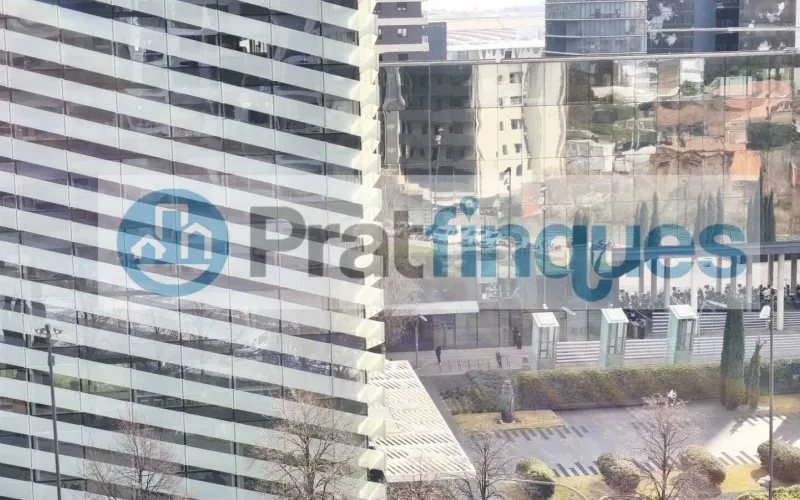 Exclusividad y sostenibilidad en una de las ubicaciones más codiciadas del área metropolitana. Le presentamos una pieza arquitectónica única situada en el corazón de&nbsp;Plaza Europa, el nuevo referente del urbanismo moderno en L'Hospitalet de Llobregat. Ubicada en una finca de&nbsp;obra nueva (2023),esta vivienda destaca por su privilegiada altura y su dominio visual, ofreciendo vistas despejadas que dotan a cada estancia de una personalidad inigualable. Espacios Diseñados para el Bienestar Con una superficie de 84 m² construidos, el hogar se distribuye con una elegancia funcional: Zona de Día:&nbsp;Un espectacular salón-comedor de 24 m², inundado de luz natural gracias a su&nbsp;orientación Este, con acceso directo a una&nbsp;terraza privada de 17 m², ideal para disfrutar de los amaneceres y el clima mediterráneo. Cocina Gourmet:&nbsp;Espacio independiente de 9 m² totalmente equipado con acabados de alta gama. Zona de Descanso:&nbsp;Suite principal de 13 m² con baño privado de diseño (plato de ducha de resina antideslizante) y dos habitaciones individuales luminosas y versátiles.Tecnología y Alta Eficiencia Energética Comprometida con el futuro, la vivienda cuenta con un sistema de&nbsp;aerotermia de última generación&nbsp;para la climatización (calefacción y aire acondicionado),garantizando un confort térmico óptimo con el mínimo impacto ambiental. Memoria de Calidades Premium Carpintería Exterior:&nbsp;Ventanas oscilobatientes con rotura de puente térmico y doble acristalamiento para un aislamiento acústico y térmico total. Carpintería Interior:&nbsp;Elegantes puertas lacadas en blanco, incluyendo sistemas correderos tipo&nbsp;Krona&nbsp;integrados en tabiquería para maximizar el espacio. Pavimentos:&nbsp;Suelo de tarima flotante laminada con efecto madera de máxima resistencia (calidad AC5).Servicios y Anexos Exclusivos La finca, libre de barreras arquitectónicas, dispone de tres ascensores (uno de gran capacidad). Además, se ofrece la posibilidad de completar esta propiedad con: Plaza de Parking XL (28.000 €):&nbsp;Con dimensiones excepcionales (5,25m x 3m),ideal para un vehículo de gran tamaño y una motocicleta de alta cilindrada. Trastero de Gran Capacidad (18.000 €):&nbsp;9 m² de almacenamiento adicional en el mismo edificio.Un hogar que no solo ofrece un lugar donde vivir, sino un estilo de vida basado en la exclusividad, la comodidad y la eficiencia. &nbsp; En Pratfinques le acompañamos de forma integral durante todo el proceso de compraventa. Nos encargamos de la gestión de su financiación hipotecaria, la liquidación de impuestos y la inscripción registral de la propiedad. &nbsp; Tenga en cuenta los siguientes puntos informativos: &nbsp; Transparencia en el precio: El importe de venta no incluye los impuestos y tasas asociados (ITP y AJD). Plusvalía: El Impuesto sobre el Incremento de Valor de los Terrenos de Naturaleza Urbana corre íntegramente a cargo de la parte vendedora. Sin costes adicionales: En Pratfinques no cobramos honorarios a la parte compradora; nuestros servicios ya están incluidos en el precio de venta publicado.&nbsp;