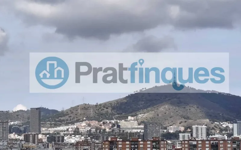 Exclusividad y sostenibilidad en una de las ubicaciones más codiciadas del área metropolitana. Le presentamos una pieza arquitectónica única situada en el corazón de&nbsp;Plaza Europa, el nuevo referente del urbanismo moderno en L'Hospitalet de Llobregat. Ubicada en una finca de&nbsp;obra nueva (2023),esta vivienda destaca por su privilegiada altura y su dominio visual, ofreciendo vistas despejadas que dotan a cada estancia de una personalidad inigualable. Espacios Diseñados para el Bienestar Con una superficie de 84 m² construidos, el hogar se distribuye con una elegancia funcional: Zona de Día:&nbsp;Un espectacular salón-comedor de 24 m², inundado de luz natural gracias a su&nbsp;orientación Este, con acceso directo a una&nbsp;terraza privada de 17 m², ideal para disfrutar de los amaneceres y el clima mediterráneo. Cocina Gourmet:&nbsp;Espacio independiente de 9 m² totalmente equipado con acabados de alta gama. Zona de Descanso:&nbsp;Suite principal de 13 m² con baño privado de diseño (plato de ducha de resina antideslizante) y dos habitaciones individuales luminosas y versátiles.Tecnología y Alta Eficiencia Energética Comprometida con el futuro, la vivienda cuenta con un sistema de&nbsp;aerotermia de última generación&nbsp;para la climatización (calefacción y aire acondicionado),garantizando un confort térmico óptimo con el mínimo impacto ambiental. Memoria de Calidades Premium Carpintería Exterior:&nbsp;Ventanas oscilobatientes con rotura de puente térmico y doble acristalamiento para un aislamiento acústico y térmico total. Carpintería Interior:&nbsp;Elegantes puertas lacadas en blanco, incluyendo sistemas correderos tipo&nbsp;Krona&nbsp;integrados en tabiquería para maximizar el espacio. Pavimentos:&nbsp;Suelo de tarima flotante laminada con efecto madera de máxima resistencia (calidad AC5).Servicios y Anexos Exclusivos La finca, libre de barreras arquitectónicas, dispone de tres ascensores (uno de gran capacidad). Además, se ofrece la posibilidad de completar esta propiedad con: Plaza de Parking XL (28.000 €):&nbsp;Con dimensiones excepcionales (5,25m x 3m),ideal para un vehículo de gran tamaño y una motocicleta de alta cilindrada. Trastero de Gran Capacidad (18.000 €):&nbsp;9 m² de almacenamiento adicional en el mismo edificio.Un hogar que no solo ofrece un lugar donde vivir, sino un estilo de vida basado en la exclusividad, la comodidad y la eficiencia. &nbsp; En Pratfinques le acompañamos de forma integral durante todo el proceso de compraventa. Nos encargamos de la gestión de su financiación hipotecaria, la liquidación de impuestos y la inscripción registral de la propiedad. &nbsp; Tenga en cuenta los siguientes puntos informativos: &nbsp; Transparencia en el precio: El importe de venta no incluye los impuestos y tasas asociados (ITP y AJD). Plusvalía: El Impuesto sobre el Incremento de Valor de los Terrenos de Naturaleza Urbana corre íntegramente a cargo de la parte vendedora. Sin costes adicionales: En Pratfinques no cobramos honorarios a la parte compradora; nuestros servicios ya están incluidos en el precio de venta publicado.&nbsp;