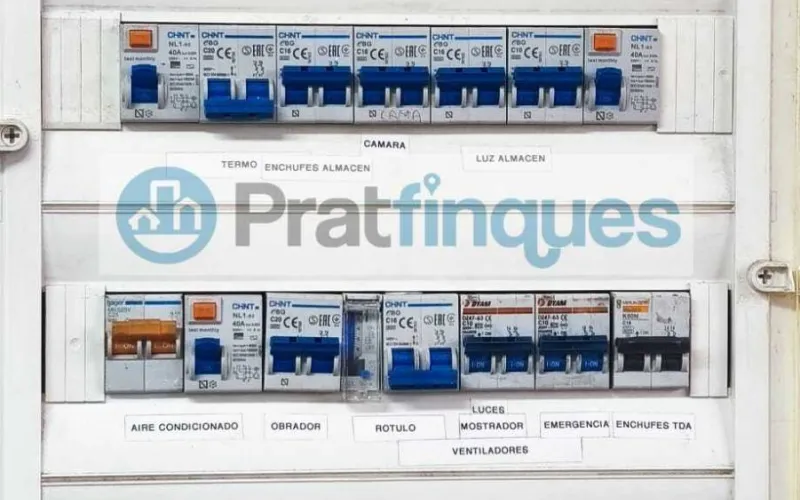 Se vende local comercial estratégico en El Prat de Llobregat. Un activo con excelentes características técnicas y de ubicación para asegurar rentabilidad o éxito comercial inmediato. Superficie: 74m² útiles y totalmente diáfanos. Ubicación: Planta baja, nivel de calle, en plena Avda. del Remolar. Luminosidad: Orientación sur-oeste con sol directo de tarde, garantizando máxima eficiencia energética y visibilidad de escaparate. Estado: Incluye un aseo. Se entrega vacío y libre de cargas arrendatarias (actualmente alquilado con salida pactada tras la venta). El local se encuentra en un entorno consolidado con alta densidad residencial y equipamientos educativos, lo que asegura un paso constante de clientes potenciales. Muy bien comunicado por transporte público (L78, PR2, X2). Desde Pratfinques, te realizamos todos los trámites de la compraventa y a la obtención de la financiación hipotecaria, liquidación de los impuestos y, inscripción registral. - El precio de venta del inmueble, no incluye impuestos ni tasas. (ITP y AJD) - La plusvalía (Impuesto sobre el Incremento de Valor de los Terrenos Urbanos) es a cargo del vendedor. - En Pratfinques, NO COBRAMOS LOS HONORARIOS AL COMPRADOR, están incluidos en el precio de venta publicado.