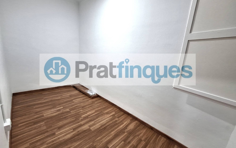 Descobreix aquest espectacular local a peu de carrer, ideal per a emprenedors que busquen un espai totalment reformat i llest per a funcionar! Amb 74 m² construïts, aquest local compta amb una distribució intel·ligent que inclou una àmplia sala diàfana, perfecta per a rebre a clients o realitzar activitats comercials. A més, disposa de dos despatxos independents que brinden privacitat per a consultes o reunions. La instal·lació elèctrica és nova i compleix amb totes les normatives vigents, assegurant un ambient segur i eficient. El bany ha estat reformat i compta amb un plat de dutxa, la qual cosa afegeix comoditat a l'espai. La climatització està garantida gràcies a l'aire condicionat i la calefacció, creant un entorn agradable durant tot l'any. Els sòls de parquet aporten un toc elegant i acollidor, mentre que les persianes motoritzades ofereixen comoditat i seguretat. Amb 3 metres lineals de façana i dos aparadors, aquest local té una excel·lent visibilitat que atraurà a potencials clients. Situat en una zona estratègica, aquest espai és perfecte per a despatxos, consultes o qualsevol tipus de negoci que busqui destacar. No perdis l'oportunitat d'adquirir aquest local en una ubicació privilegiada! Des de Pratfinques, et realitzem tots els tràmits de la compravenda i a l'obtenció del finançament hipotecari, liquidació dels impostos i, inscripció registral - El preu de venda de l'immoble, no inclou impostos ni taxes. (ITP i AJD) - La plusvàlua (Impost sobre l'Increment de Valor dels Terrenys Urbans) és a càrrec del venedor. - En Pratfinques, NO COBREM ELS HONORARIS AL COMPRADOR, estan inclosos en el preu de venda publicat.